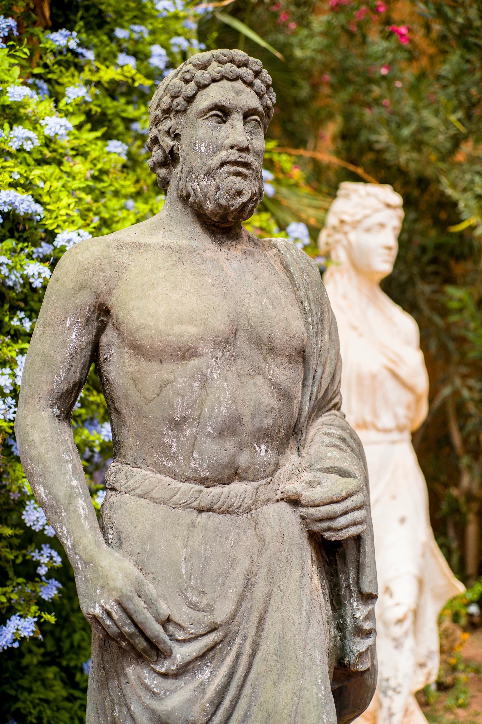Statue antique barbue en pierre dans les jardins du Berbère Palace