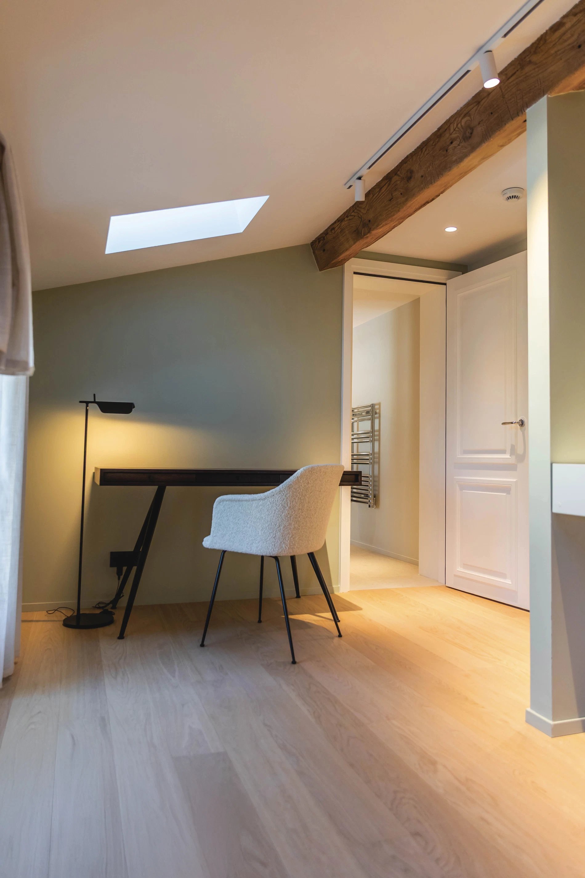 Coin détente sous une lucarne dans la Chambre Charme de la Villa des Vignes