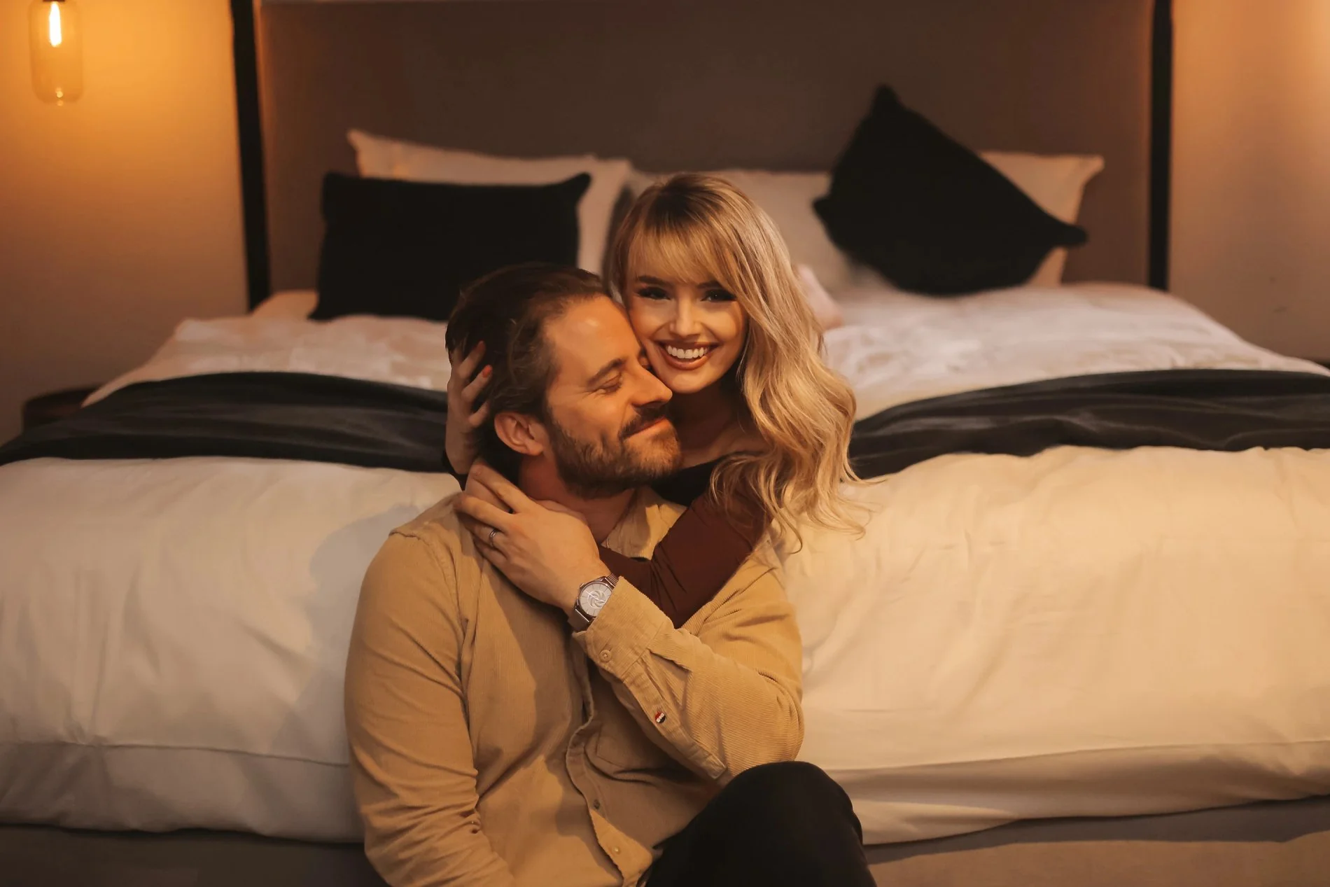 Couple partageant un moment complice dans une suite élégante à l'hôtel Martin's