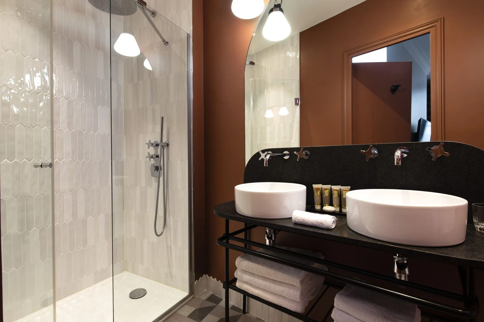 Double vasque et large douche à l'Italienne dans la Chambre Deluxe à l'Hôtel Gramont Paris