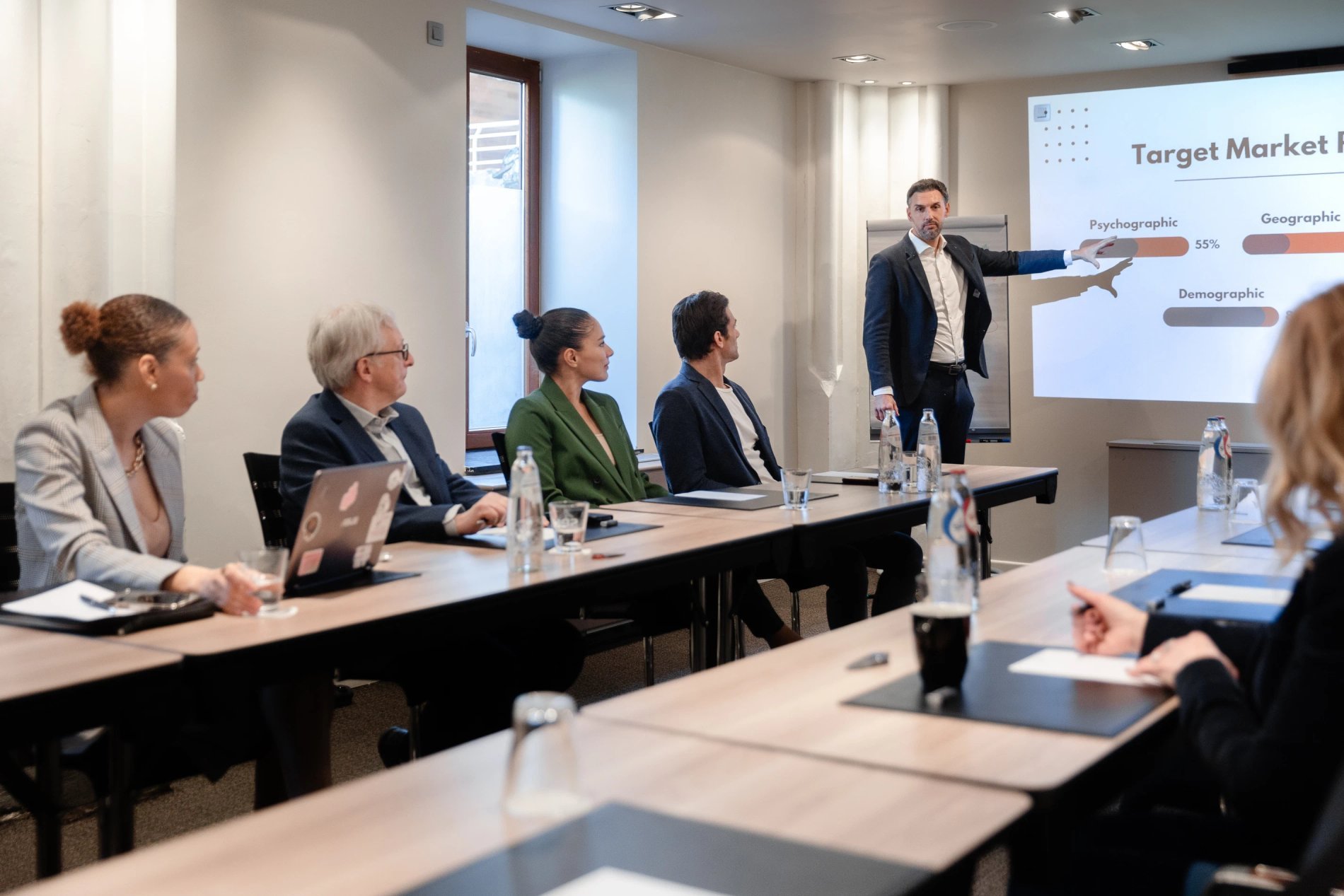 Moderner und heller Tagungsraum im Martin's Patershof Hotel in Mecheln.