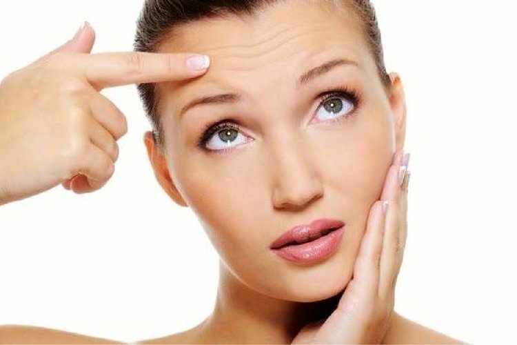 Application de crème anti-âge au Mont Spa Les Trésoms à Annecy, soin ciblé du contour des yeux.