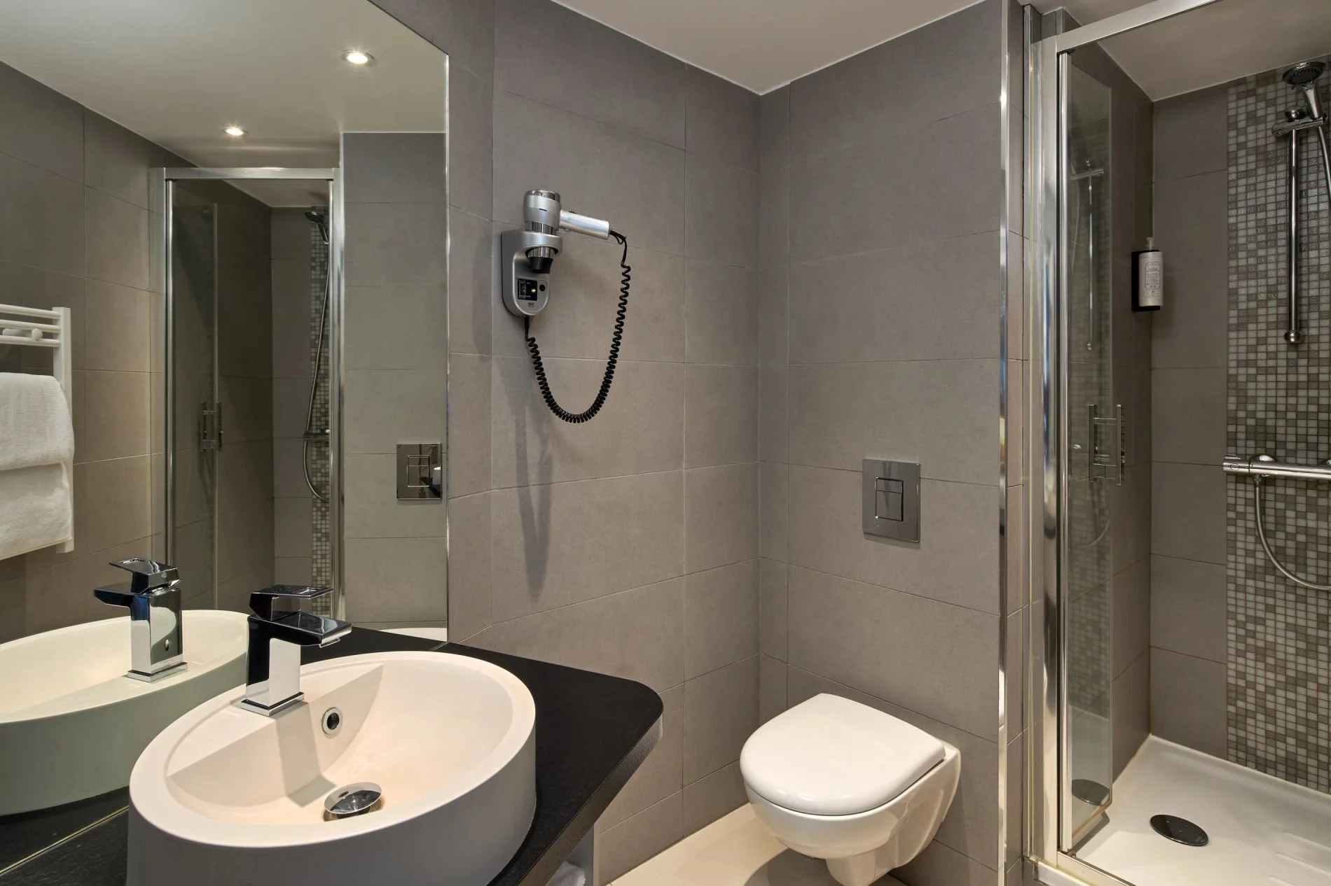 Salle de bain moderne au Timhotel, avec douche à l'italienne