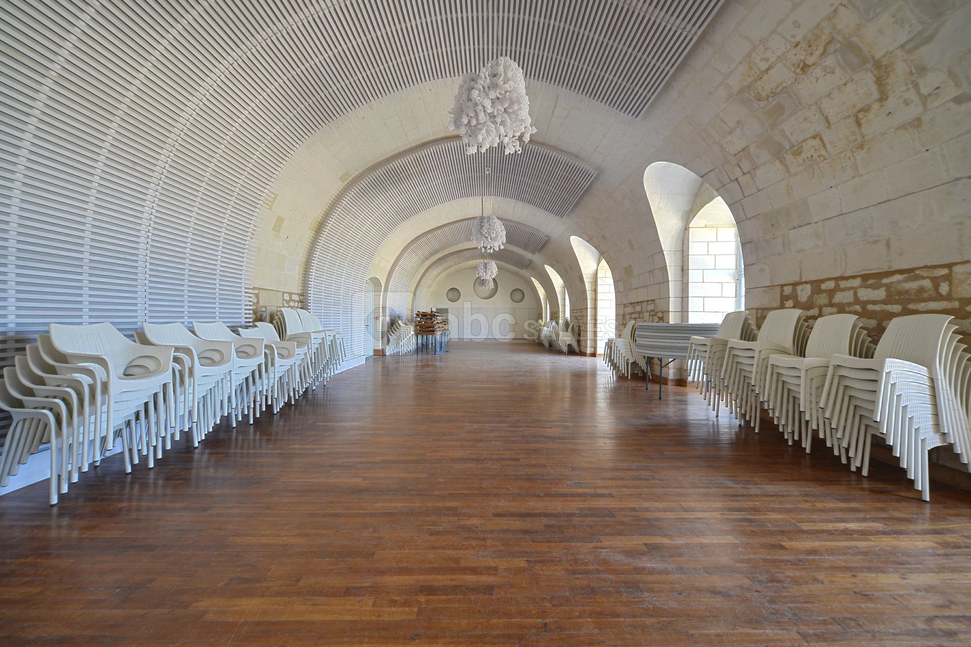 Salle de réunion équipée pour séminaires d'entreprise