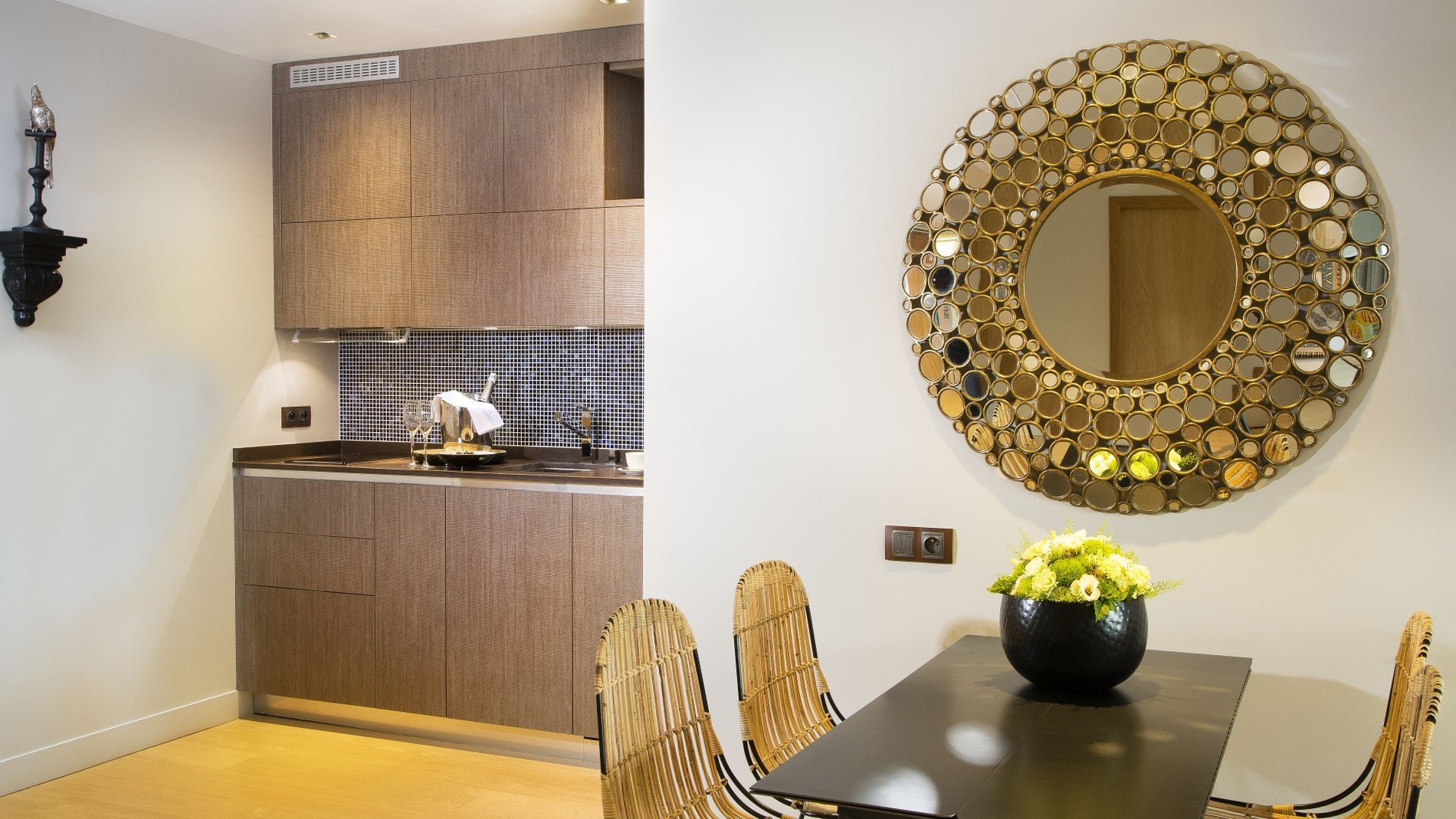 Goralska Résidences - Equipped kitchen and dining area in a suite, a key feature of your apart hotel in Paris Bastille.