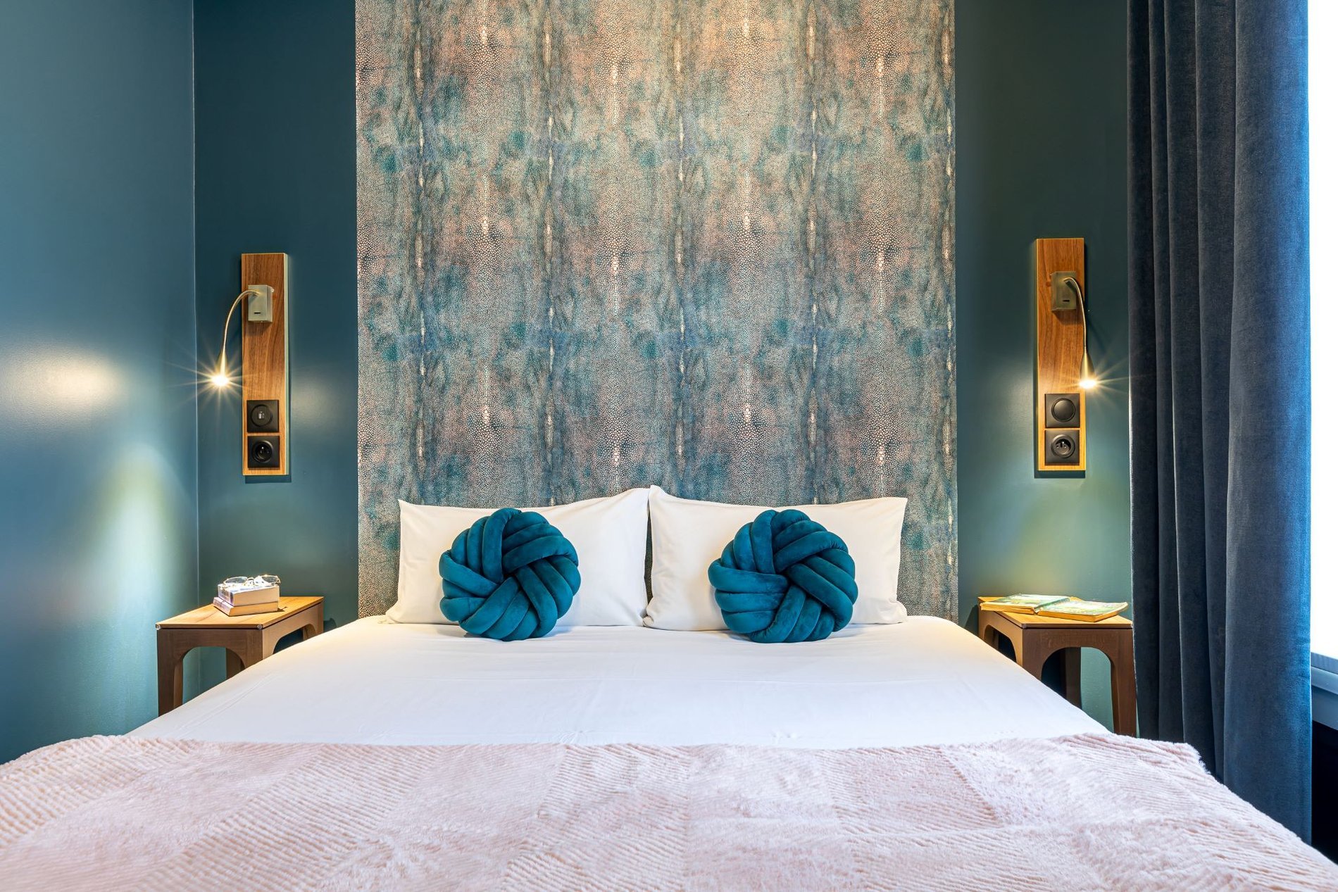 Chambre Supérieure Zen de l’Hôtel Glasgow Monceau à Paris avec lit queen size et décoration contemporaine aux tons bleus