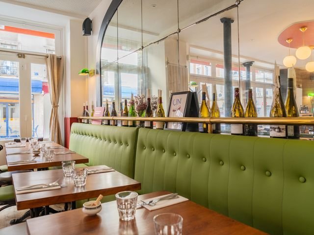 Restaurant Les Retrouvailles à Paris avec salle lumineuse et cuisine française à proximité de l’Hôtel Glasgow Monceau
