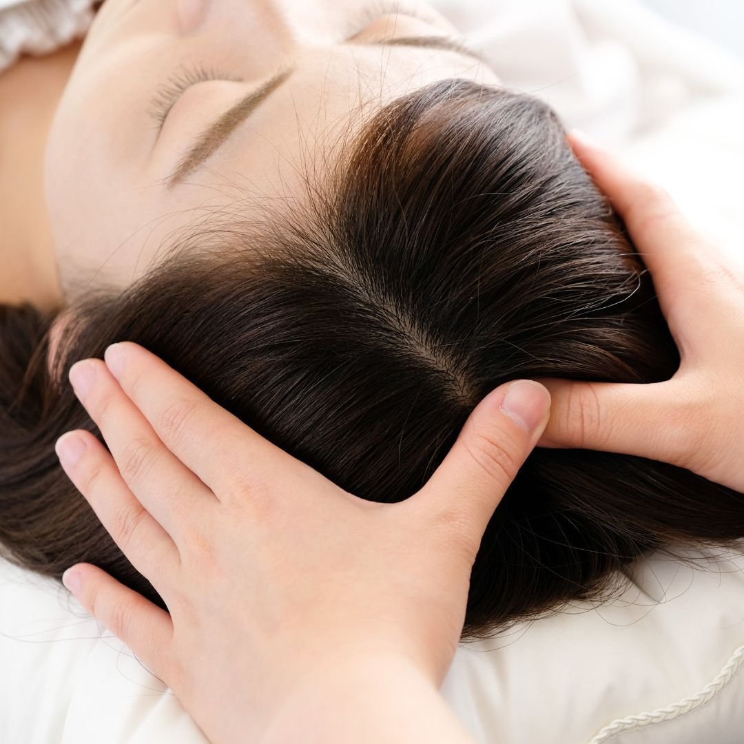 Massage crânien au Mont Spa Les Trésoms à Annecy, pour apaiser l’esprit et soulager les tensions.