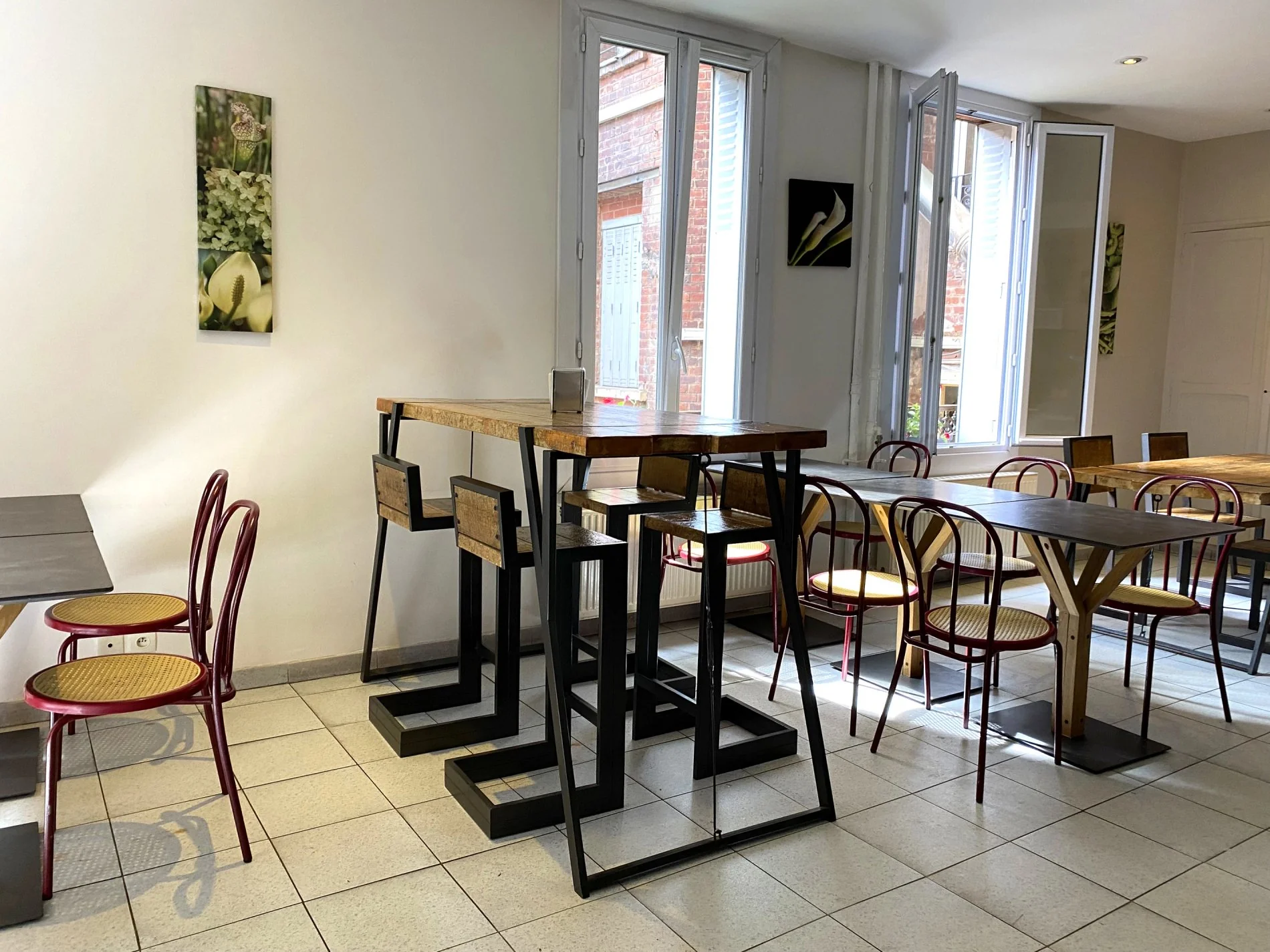 Salle de petit-déjeuner lumineuse au Timhotel Boulogne-Rives-de-Seine