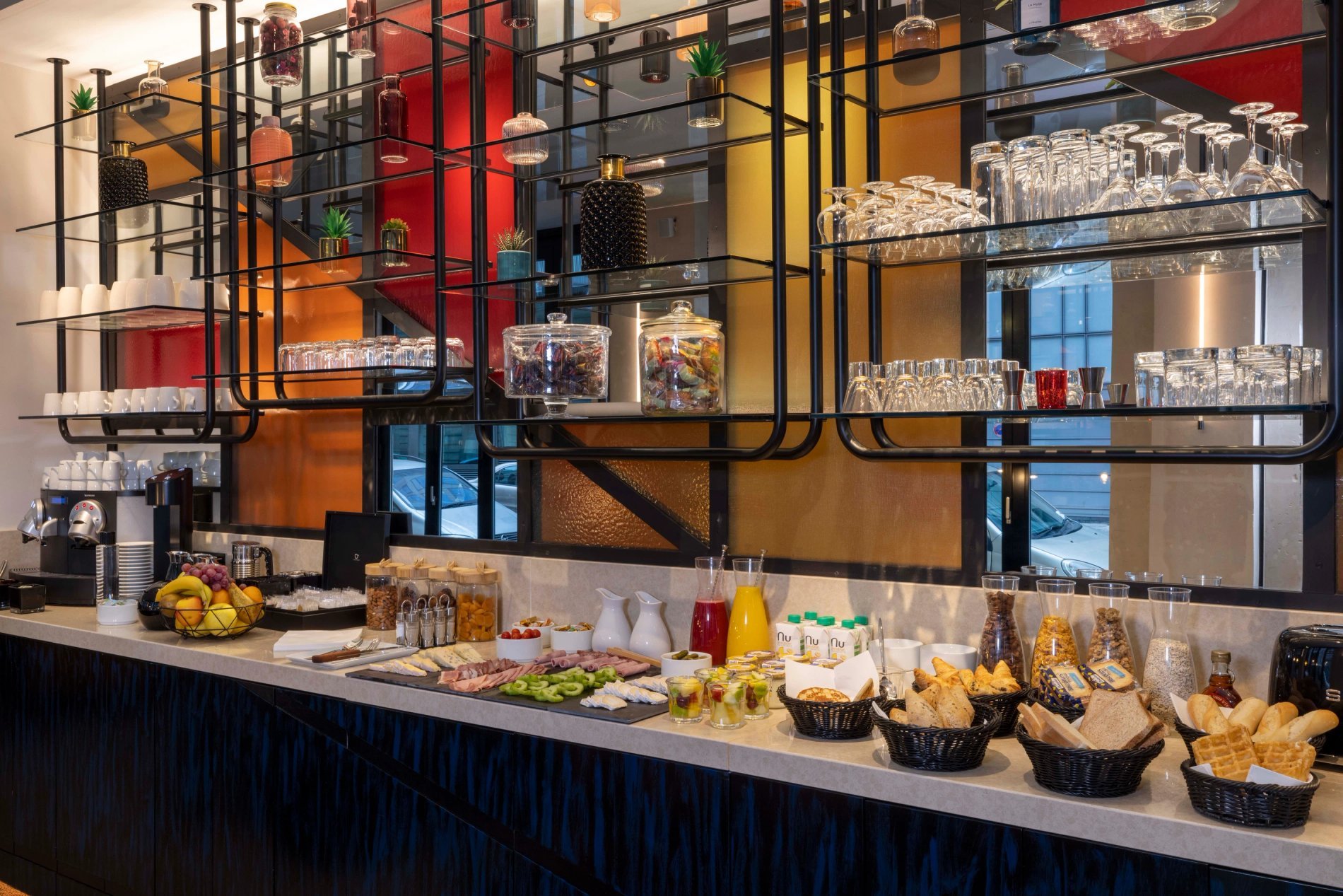 Buffet petit-déjeuner de l’hôtel Le 12 à Paris 8, avec viennoiseries, jus frais et décoration design