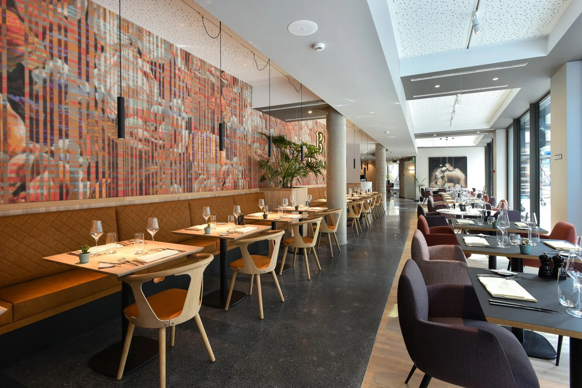 Restaurant B'Comme : cadre moderne et chaleureux chez Martin's Hotels.