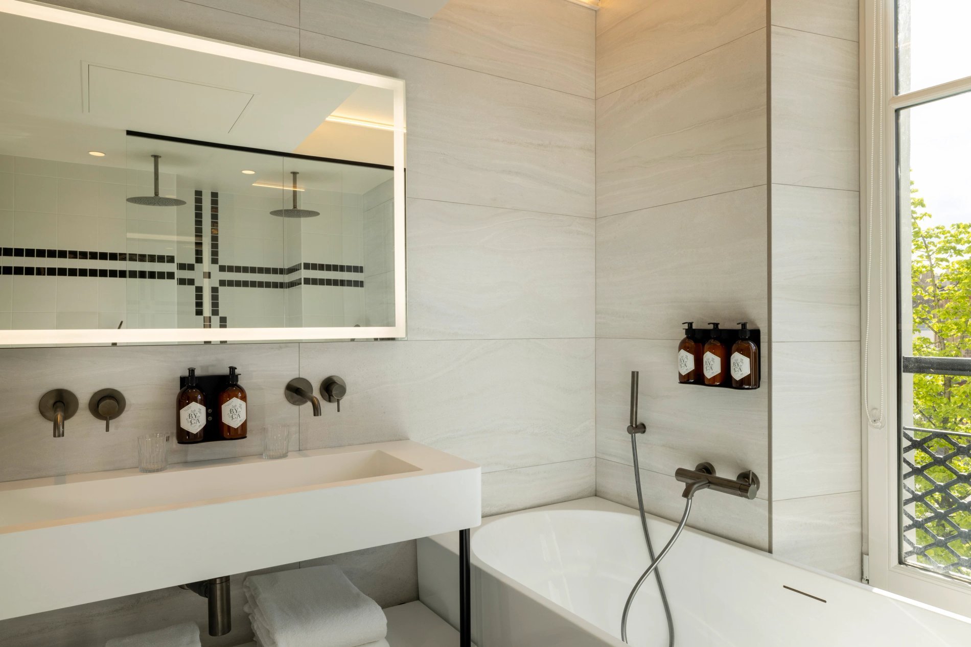 Hôtel Raspail Montparnasse Junior Suite Vue Tour Eiffel Salle de bain Baignoire Double Douche
