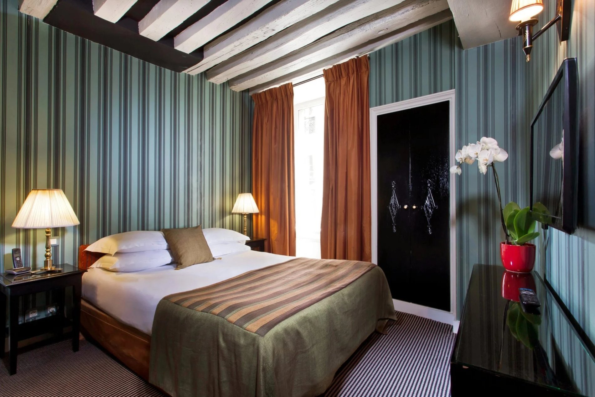 hotel saint louis marais - romantic hotel paris center