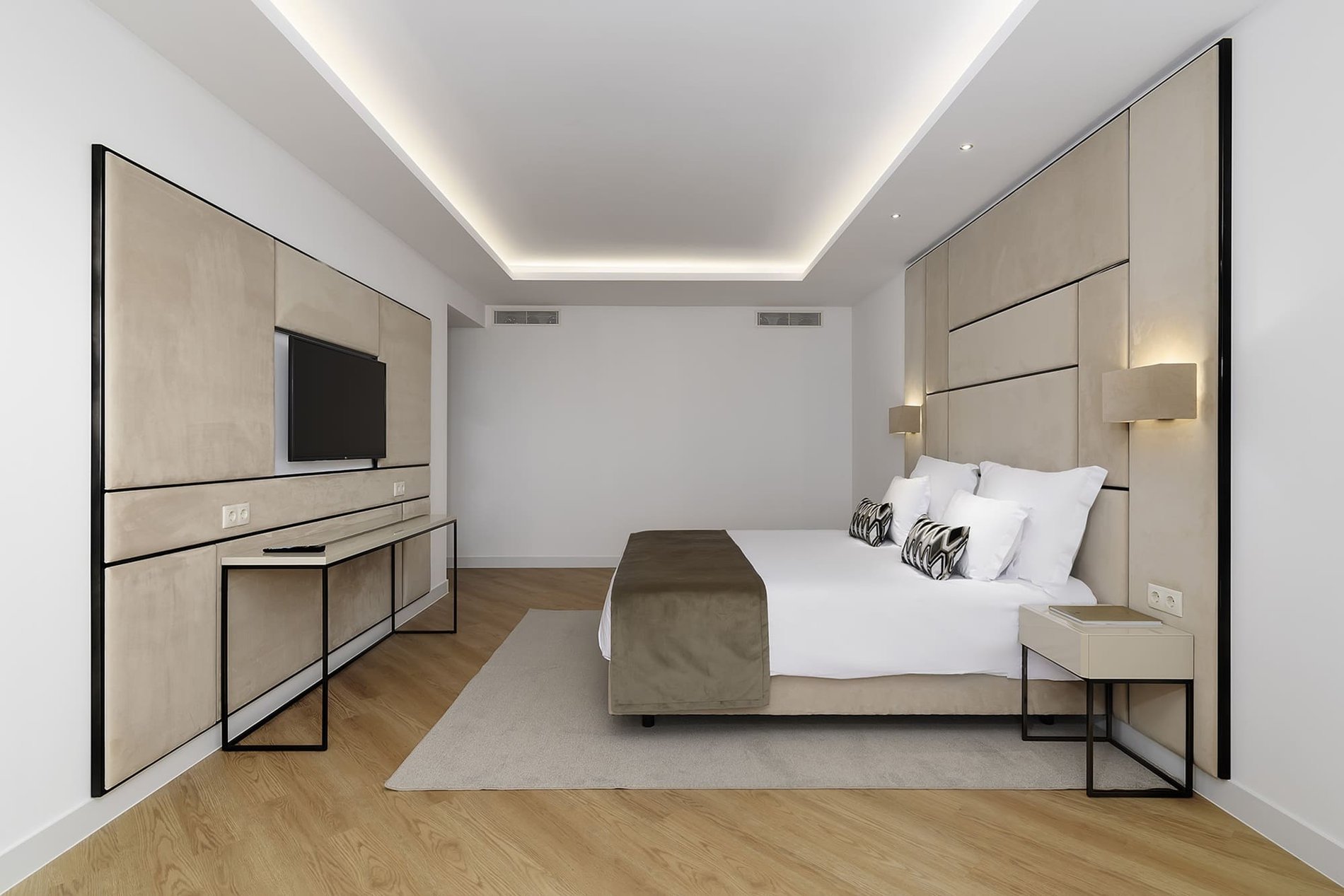 Réservez votre prochain séjour dans la Junior Suite, qui possède un grand salon et un balcon accueillant avec vue à l’Hôtel Jupiter Albufeira