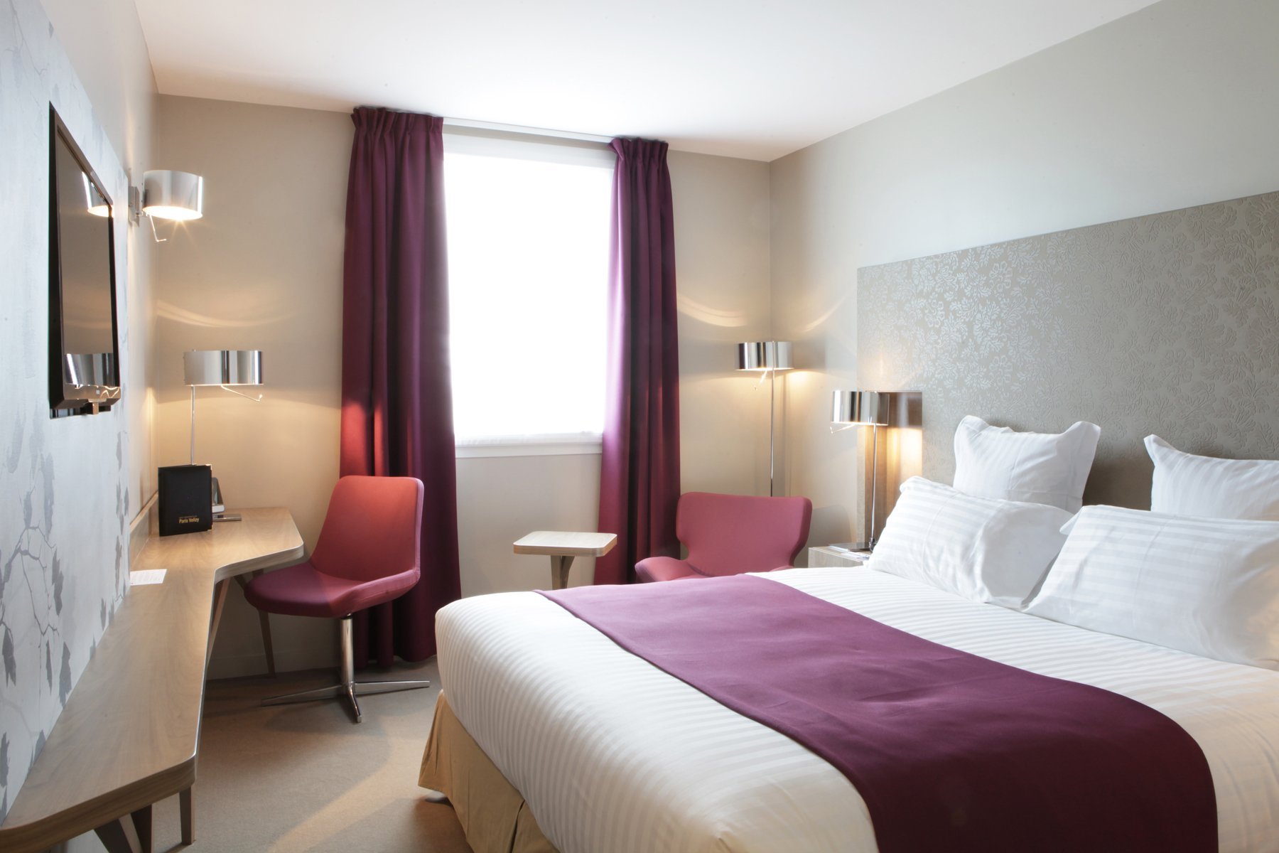 Chambre double élégante au Best Western Plus Paris Vélizy avec décoration moderne