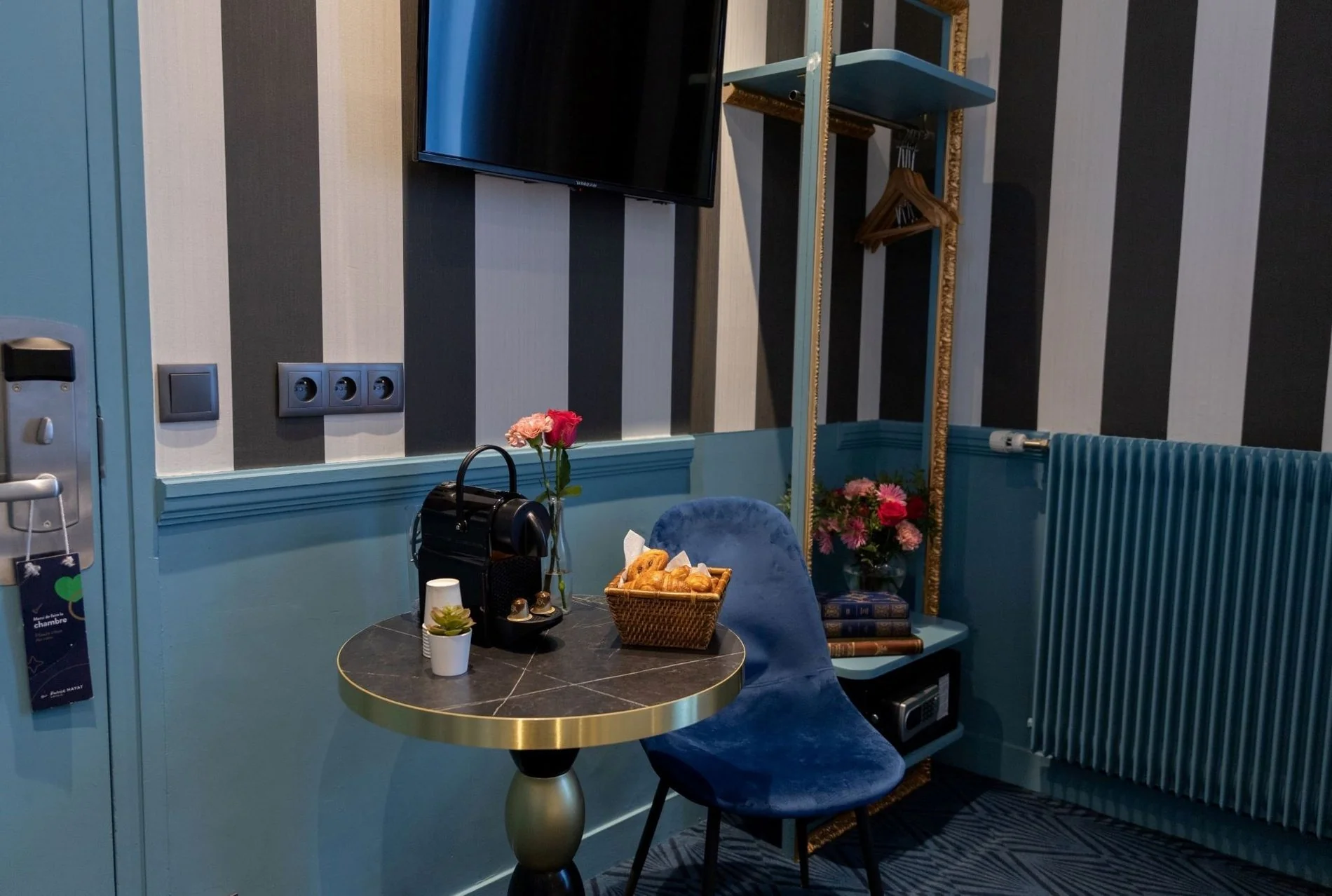 Espace café et plateau de courtoisie dans une chambre de l'Hôtel du Théâtre avec machine à café et équipements de confort.