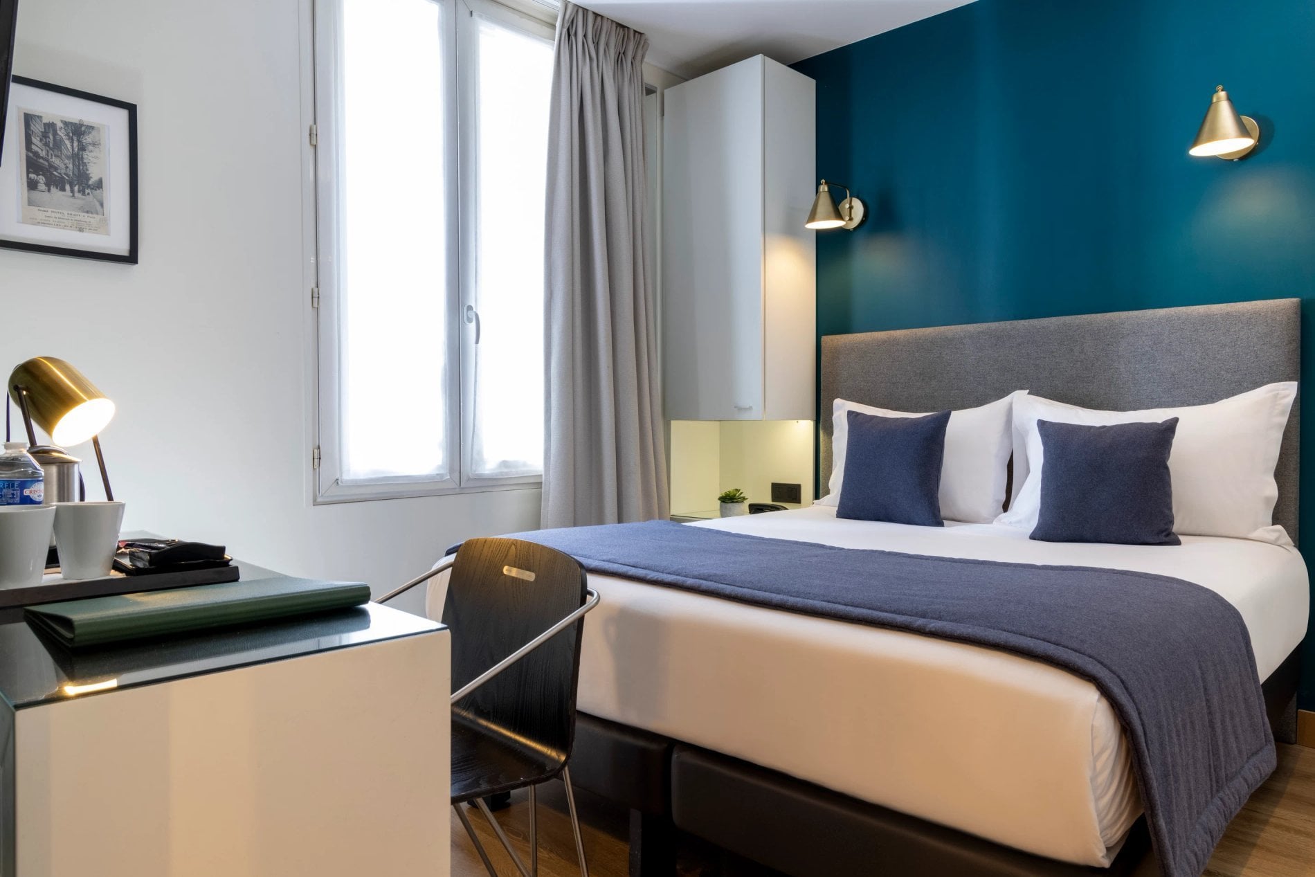 Hotel Brady Classic Room Desk