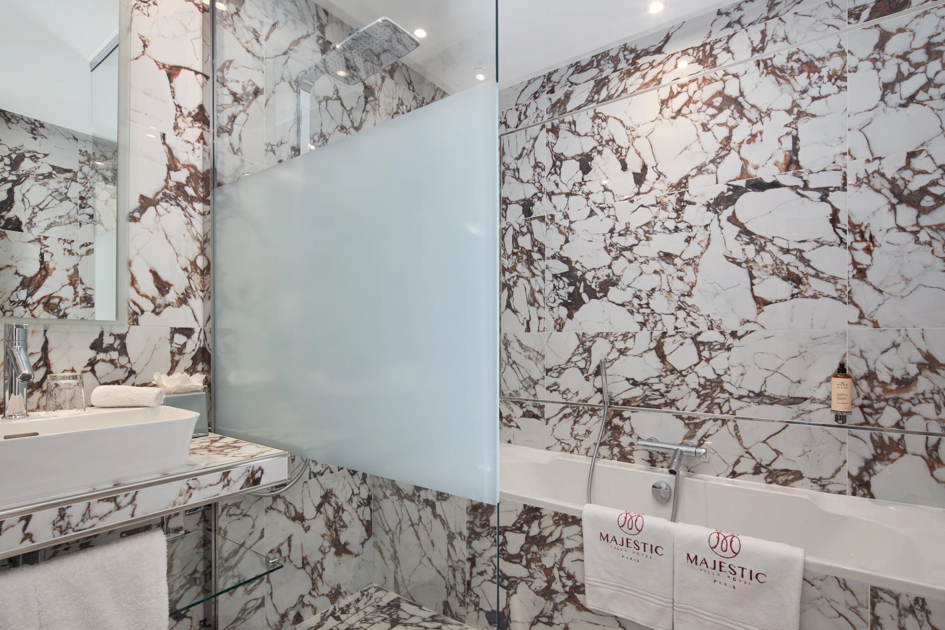 Majestic Hôtel-Spa Junior Suite Bathroom