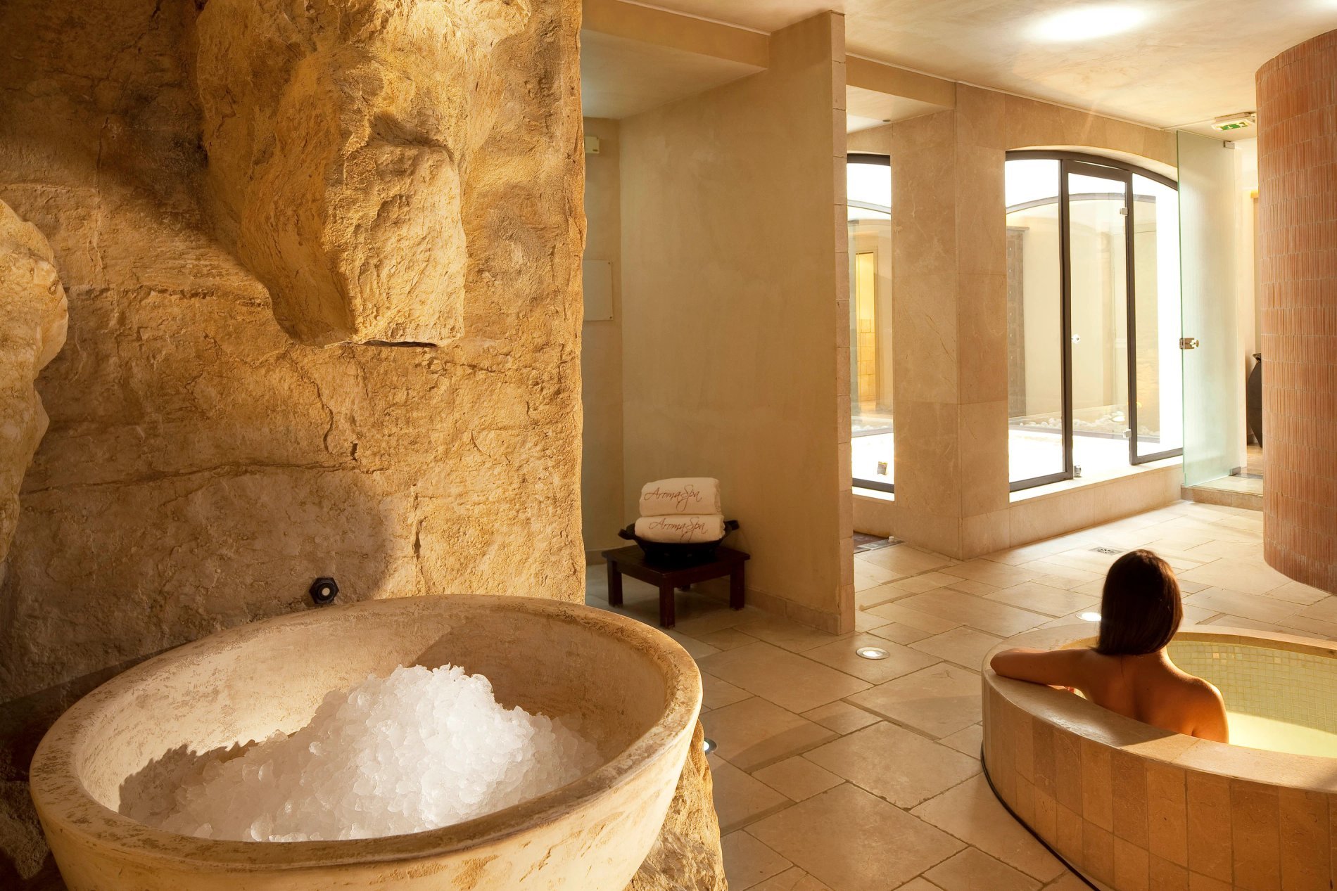 Spa de Maison Bérard avec bassin intérieur et atmosphère apaisante en Provence.