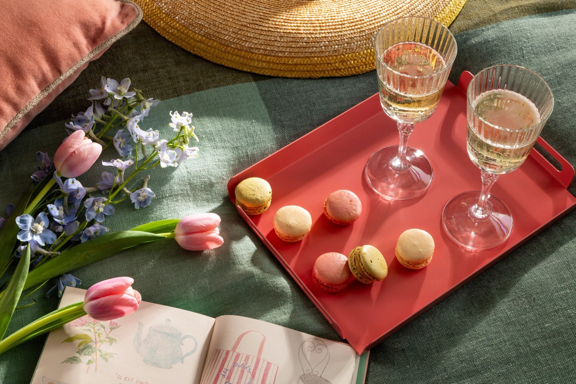 Hôtel Maxim Folies Package Romantique Macarons Champagne