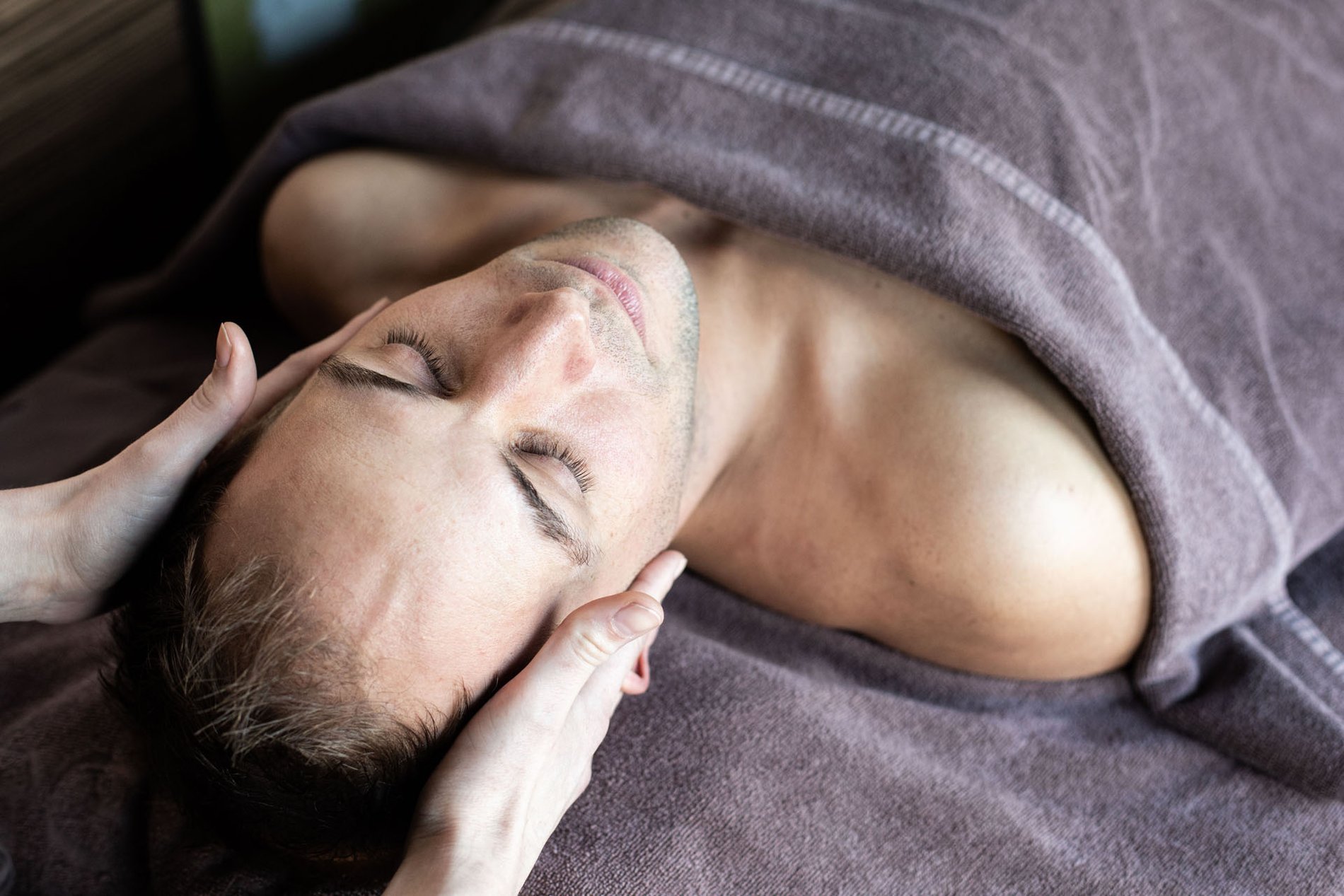 Soin du visage relaxant au Mont Spa Les Trésoms à Annecy, pour un éclat naturel et une peau revitalisée.
