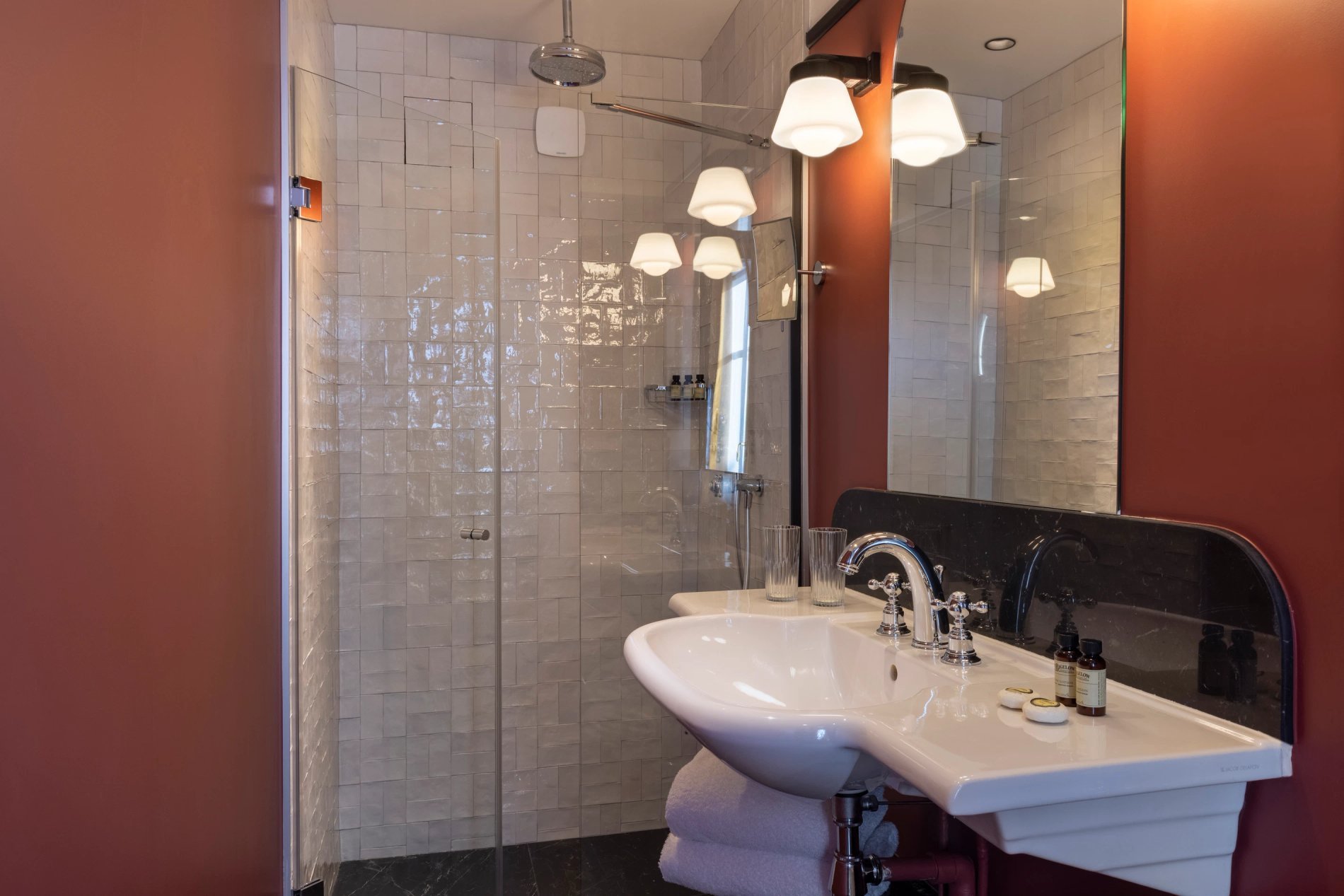 Grand Hôtel Chicago Chambre Classique Vue Cour Salle de bain Douche