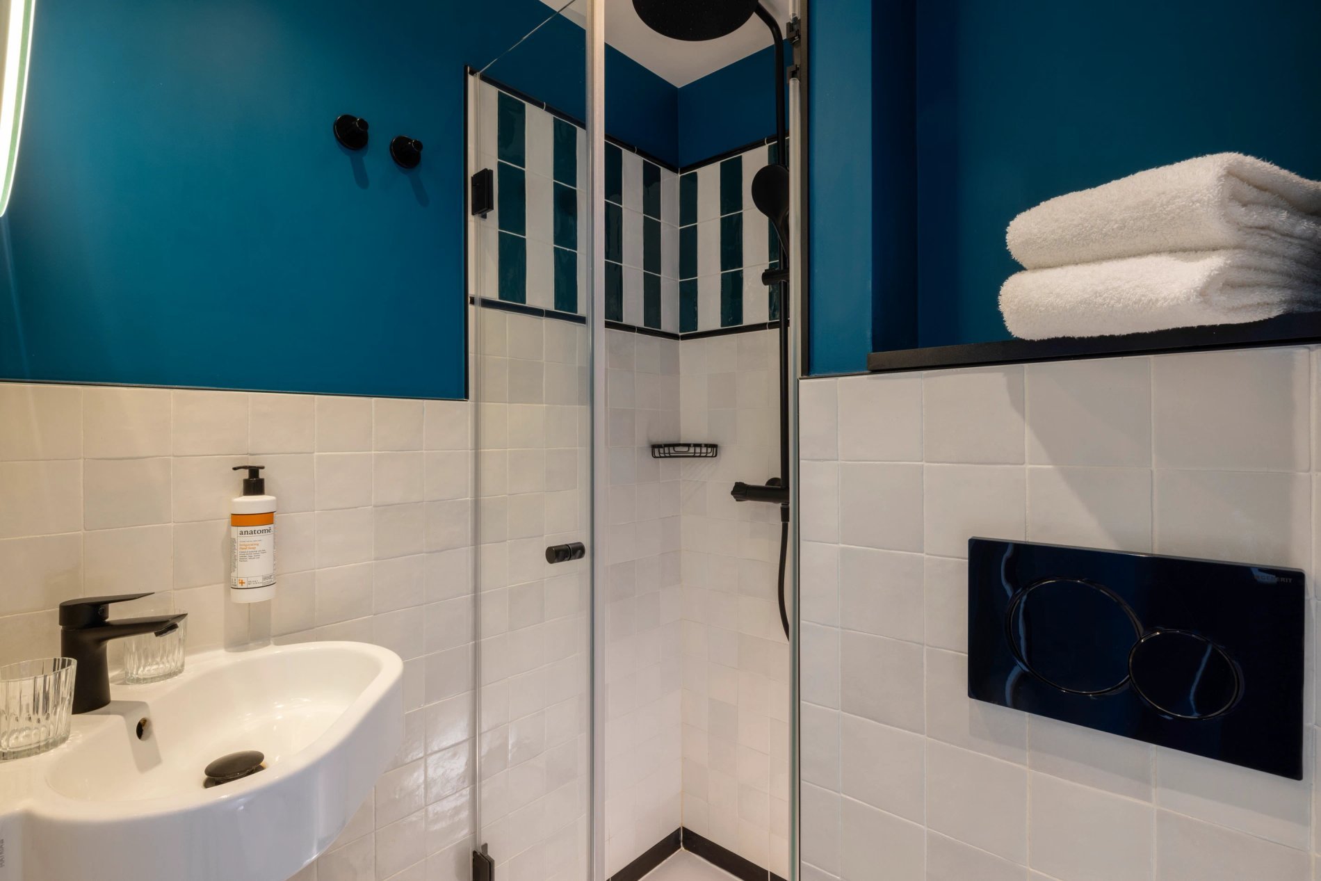 Hotel Brady Superior Room Balcony Bathroom Shower