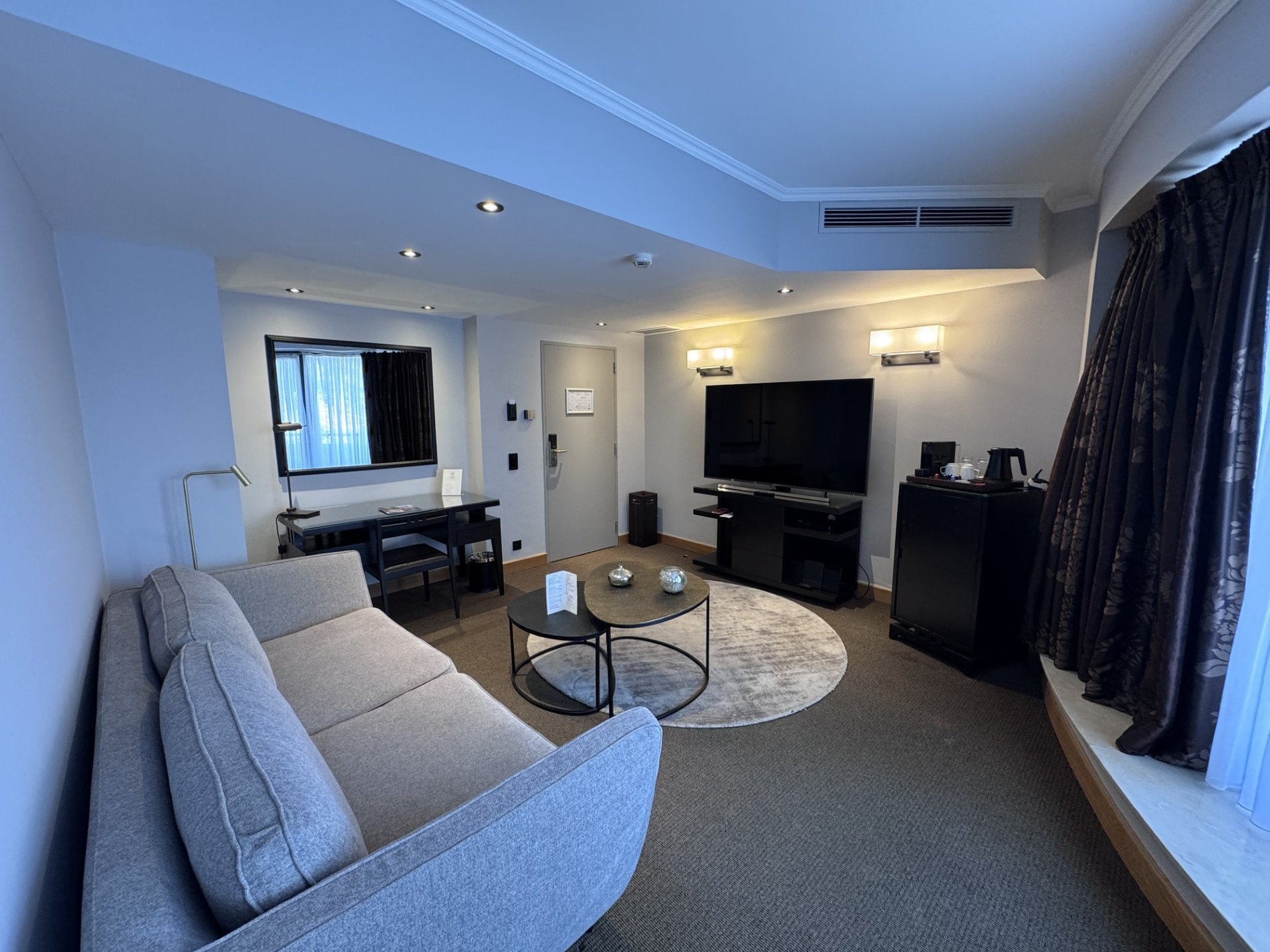 Kamer met jacuzzi en zicht op het meer