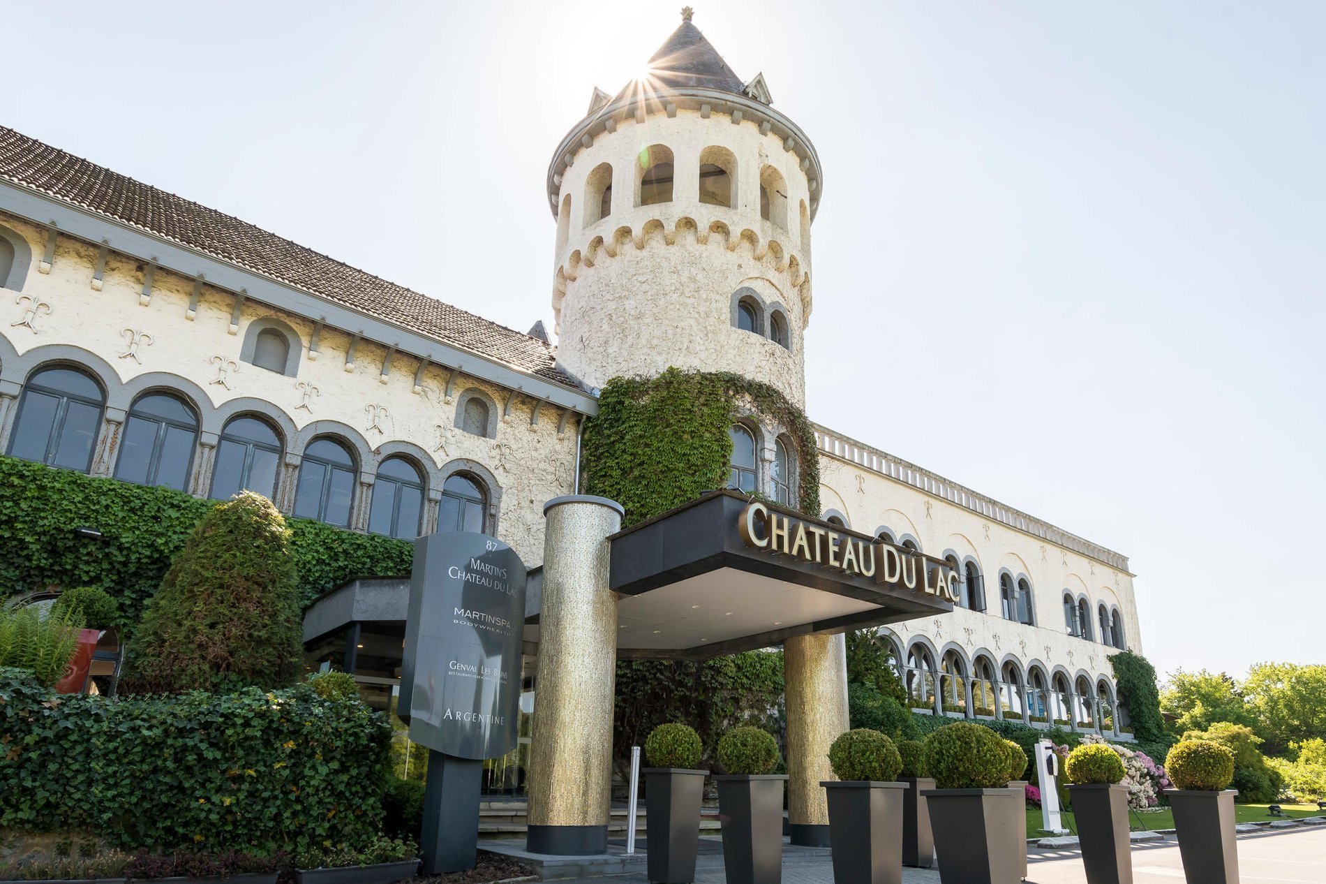 Entrée du bâtiment historique avec tour blanche et enseigne "Château".