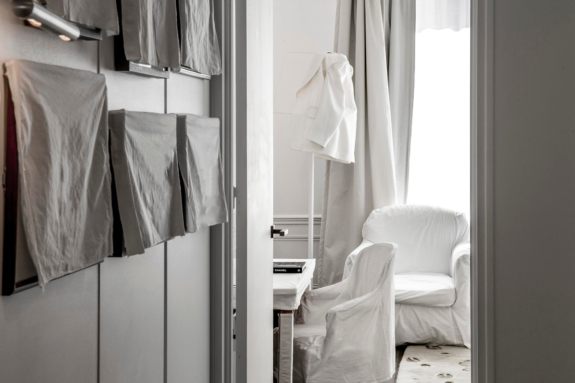 La Maison Champs-Elysées | Suite covered in white