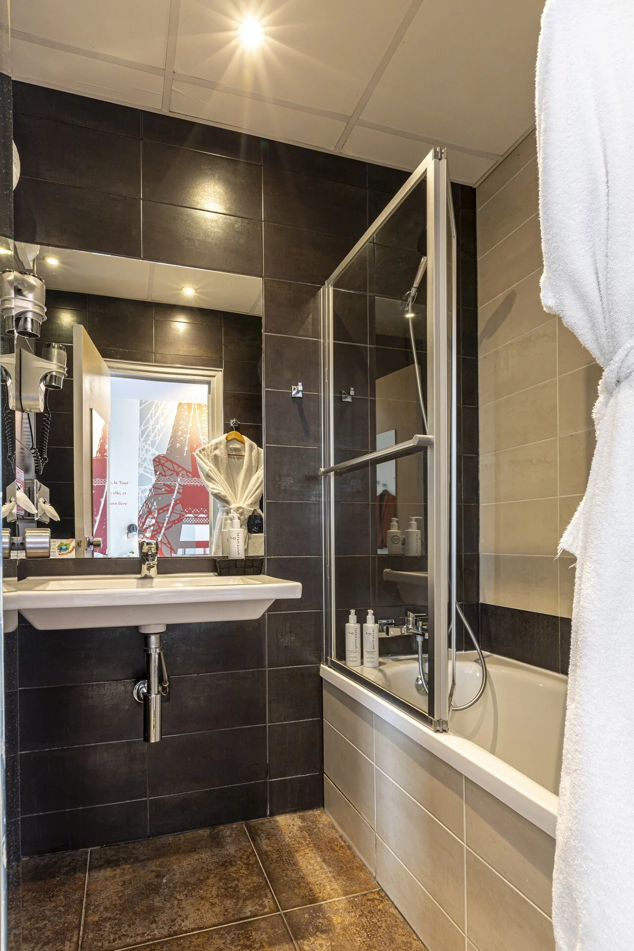 Salle de bain de la Chambre Twin Eiffel de l'Hôtel Alpha Paris Eiffel avec baignoire.