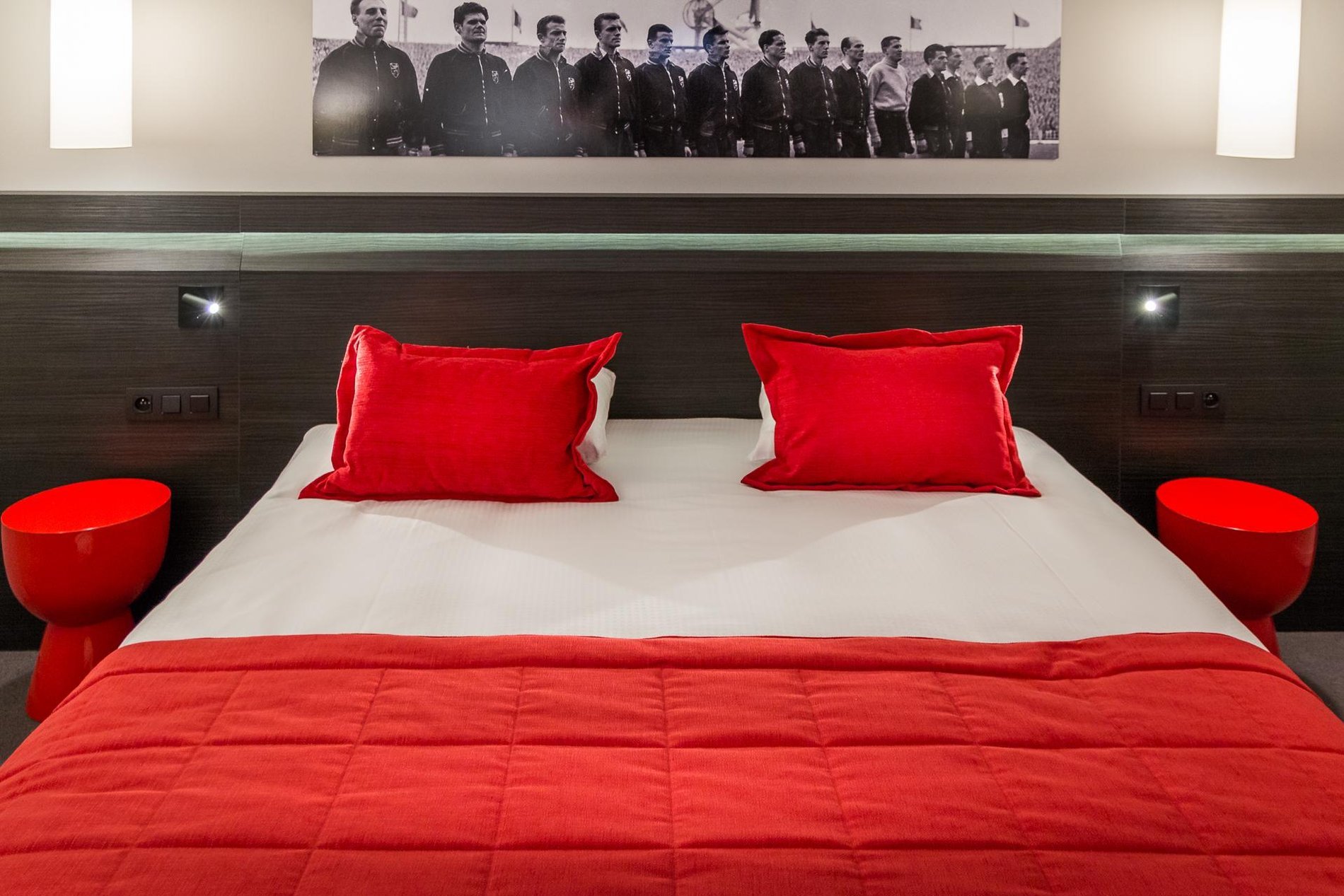 Double bed with white and red bedding and red pillows in a Charming Double room at Martin's Red.