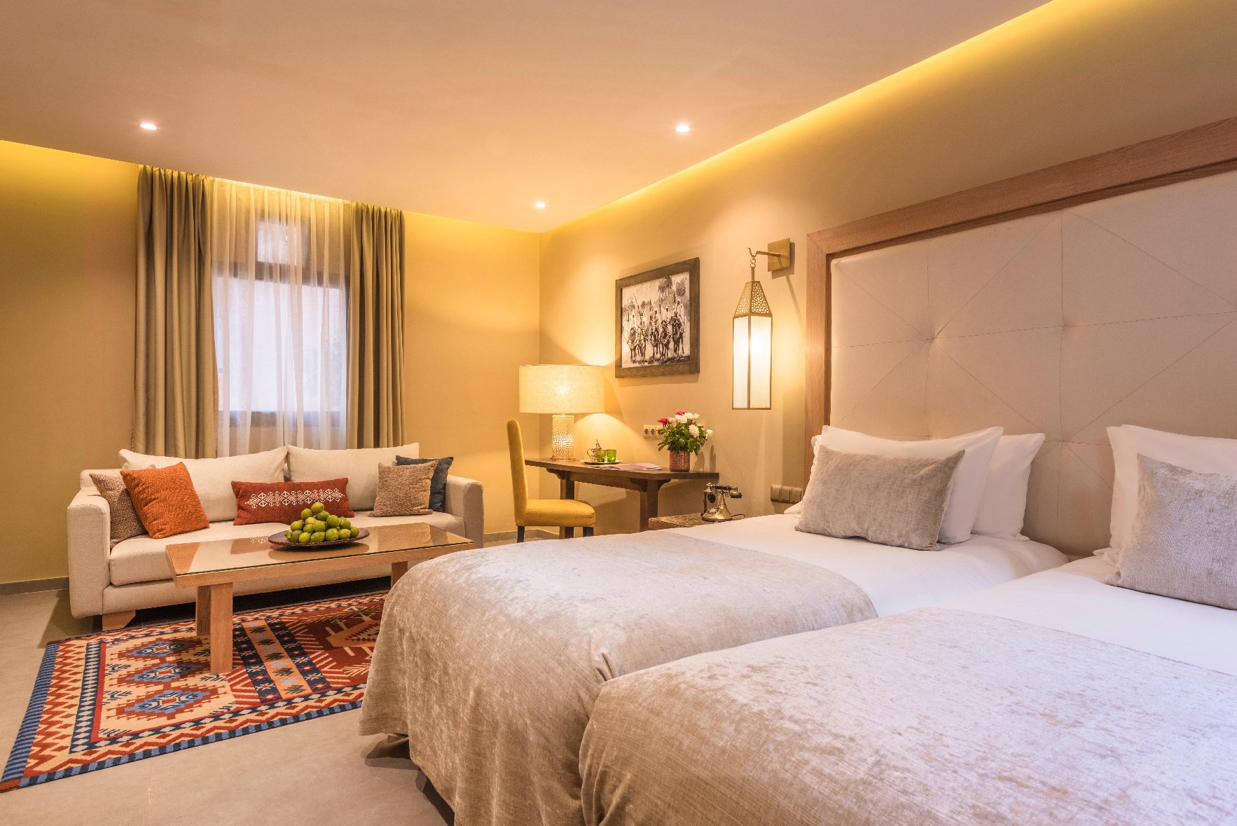 Coin salon raffiné de la chambre Deluxe au Berbère Palace à Ouarzazate