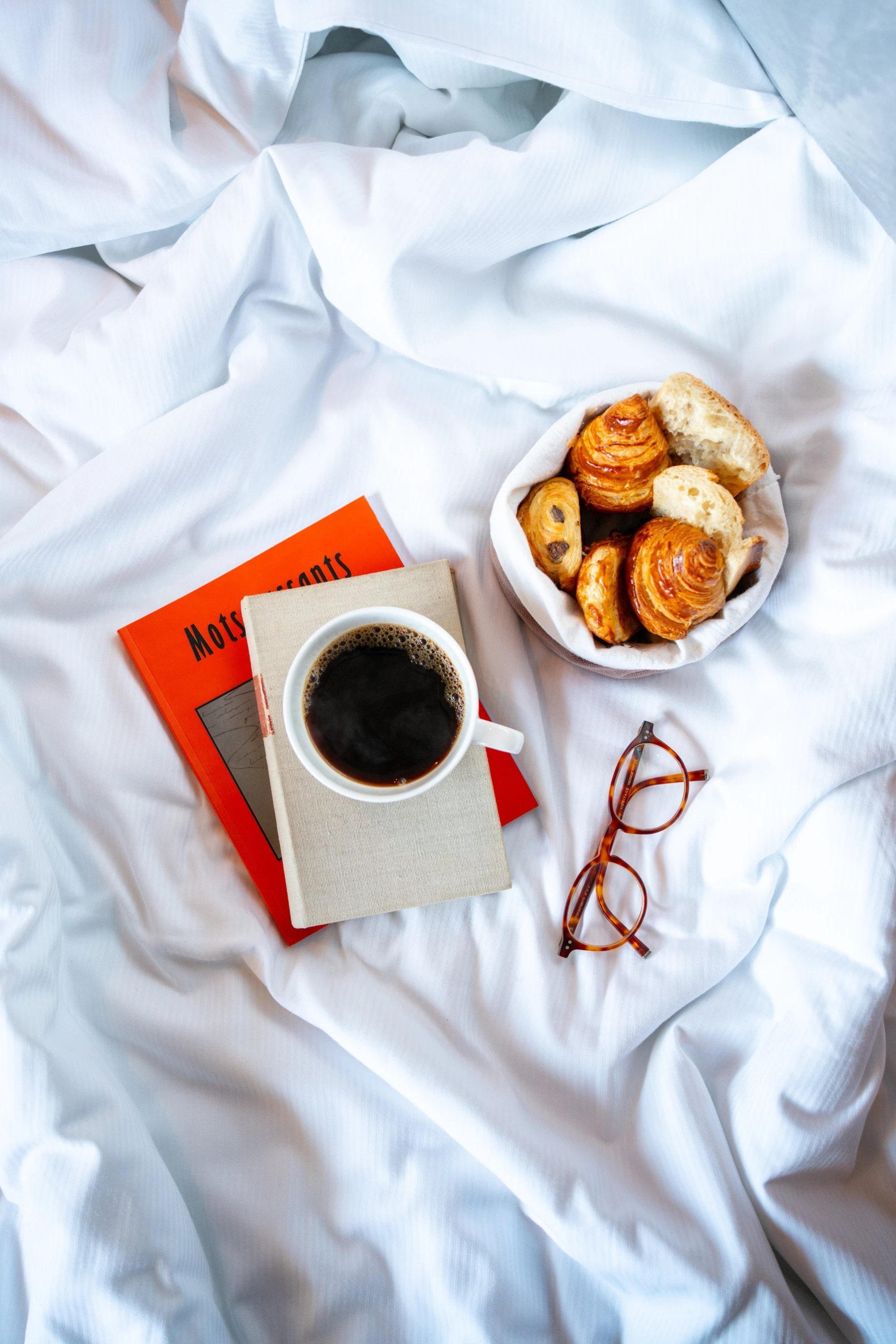 breakfast in your room, breakfast included, morning céfé, croissant, viennoiserie, coffee in bed, alarm clock