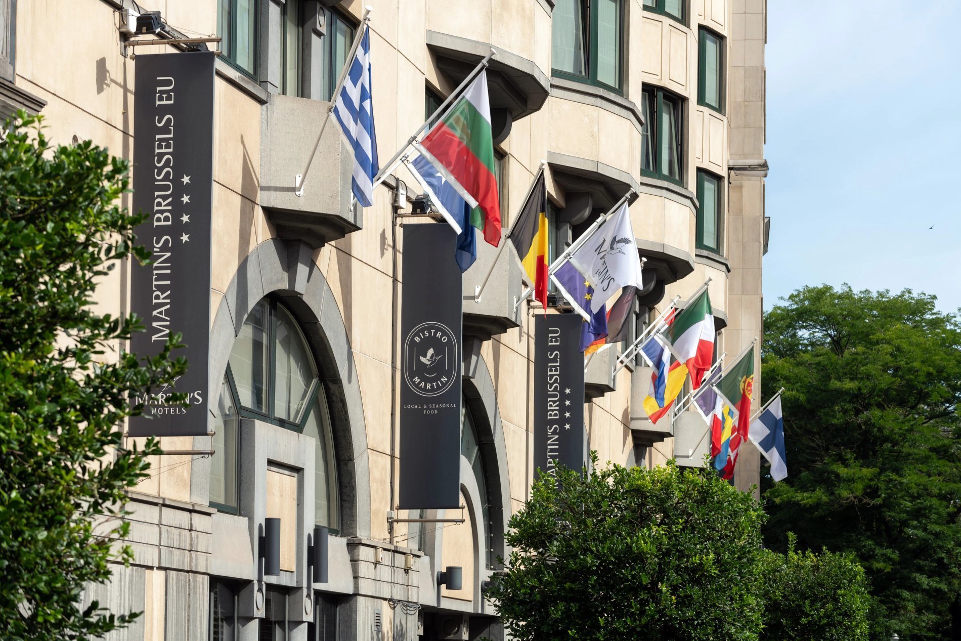 Façade extérieure avec drapeaux au Martin's Brussels EU