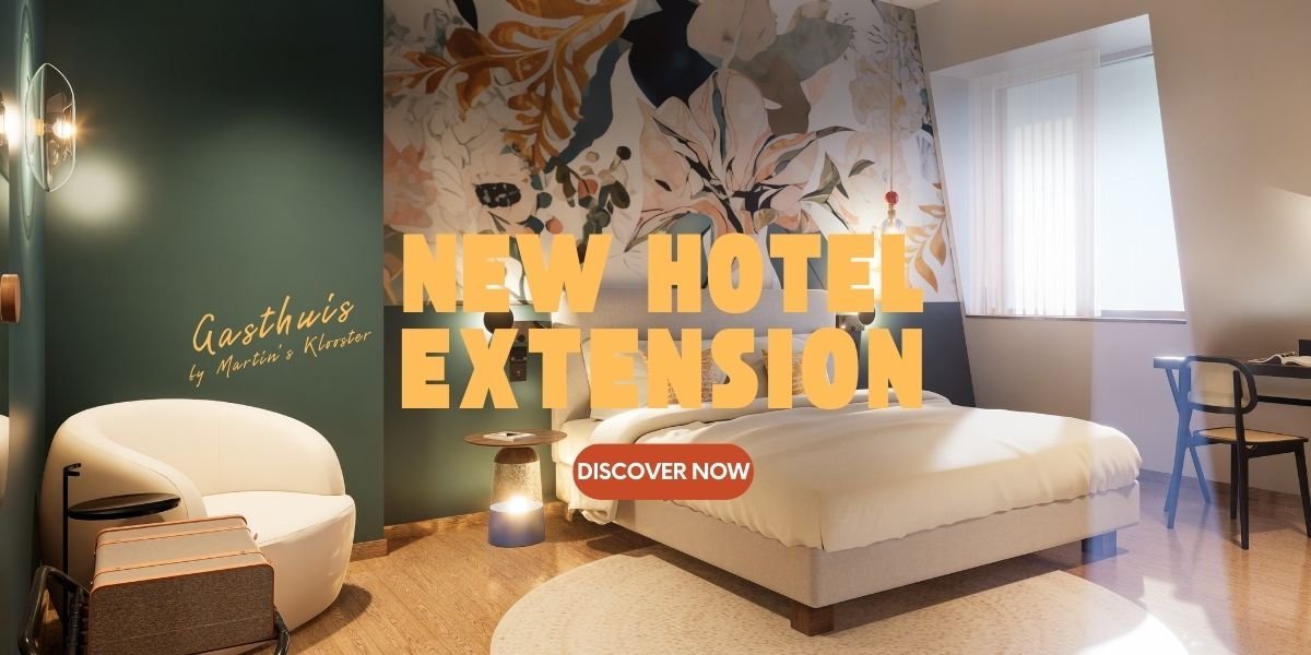 Façade de l'hôtel Martin's Klooster avec vue sur le centre historique de Louvain.