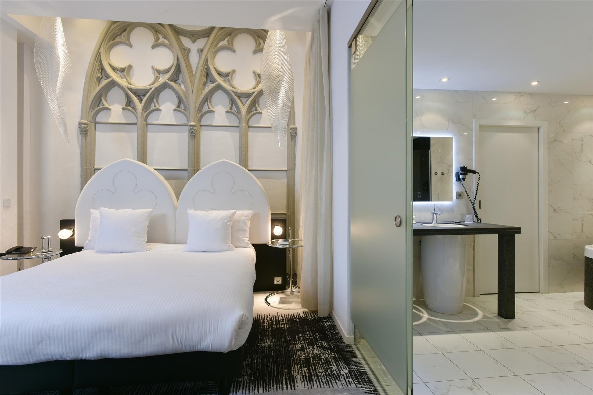 Best of Home Zimmer mit gemütlichem Bett und modernem Badezimmer en suite.