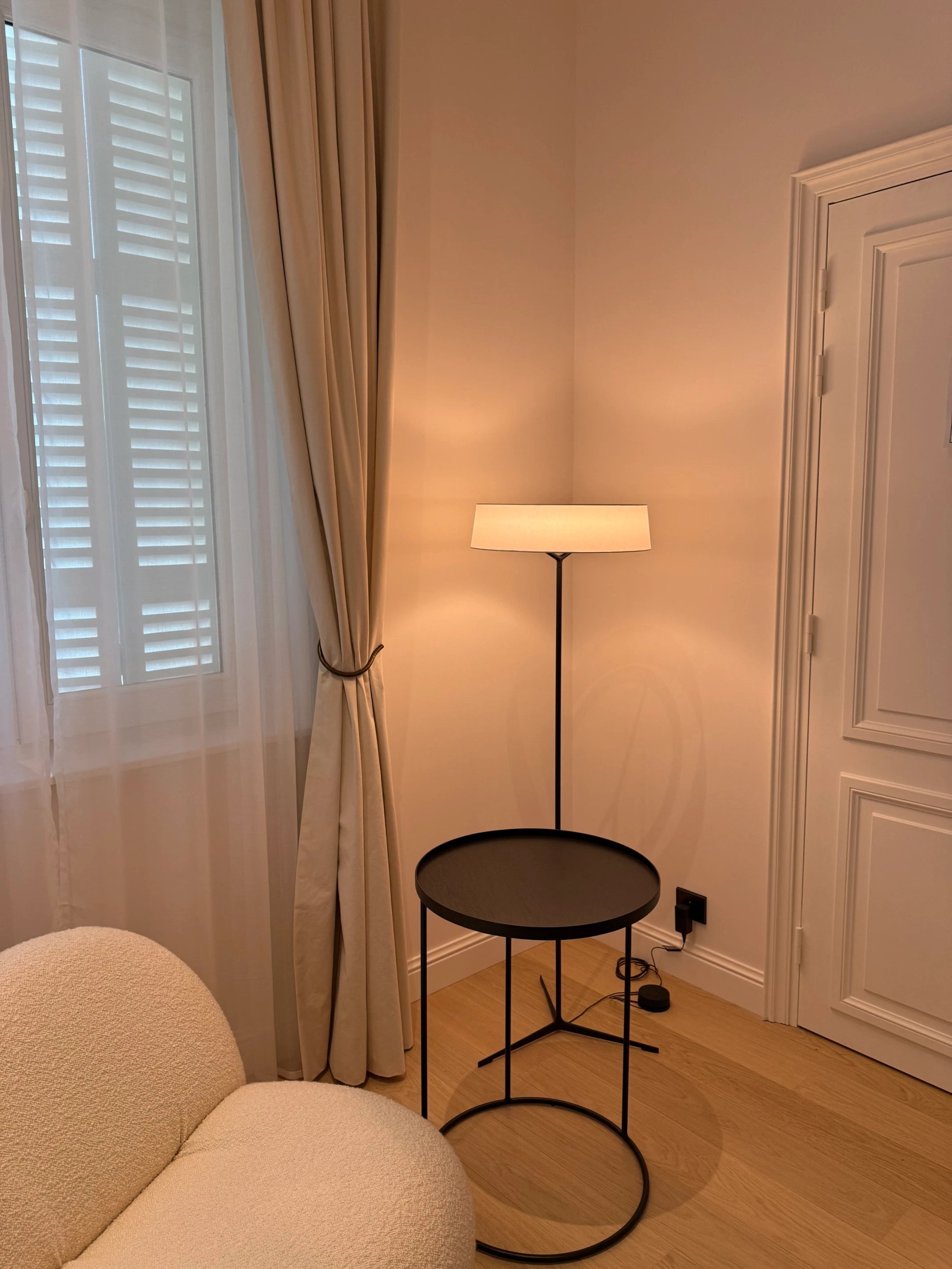 Fenêtre et rideaux beiges dans la Chambre Charme de la Villa des Vignes