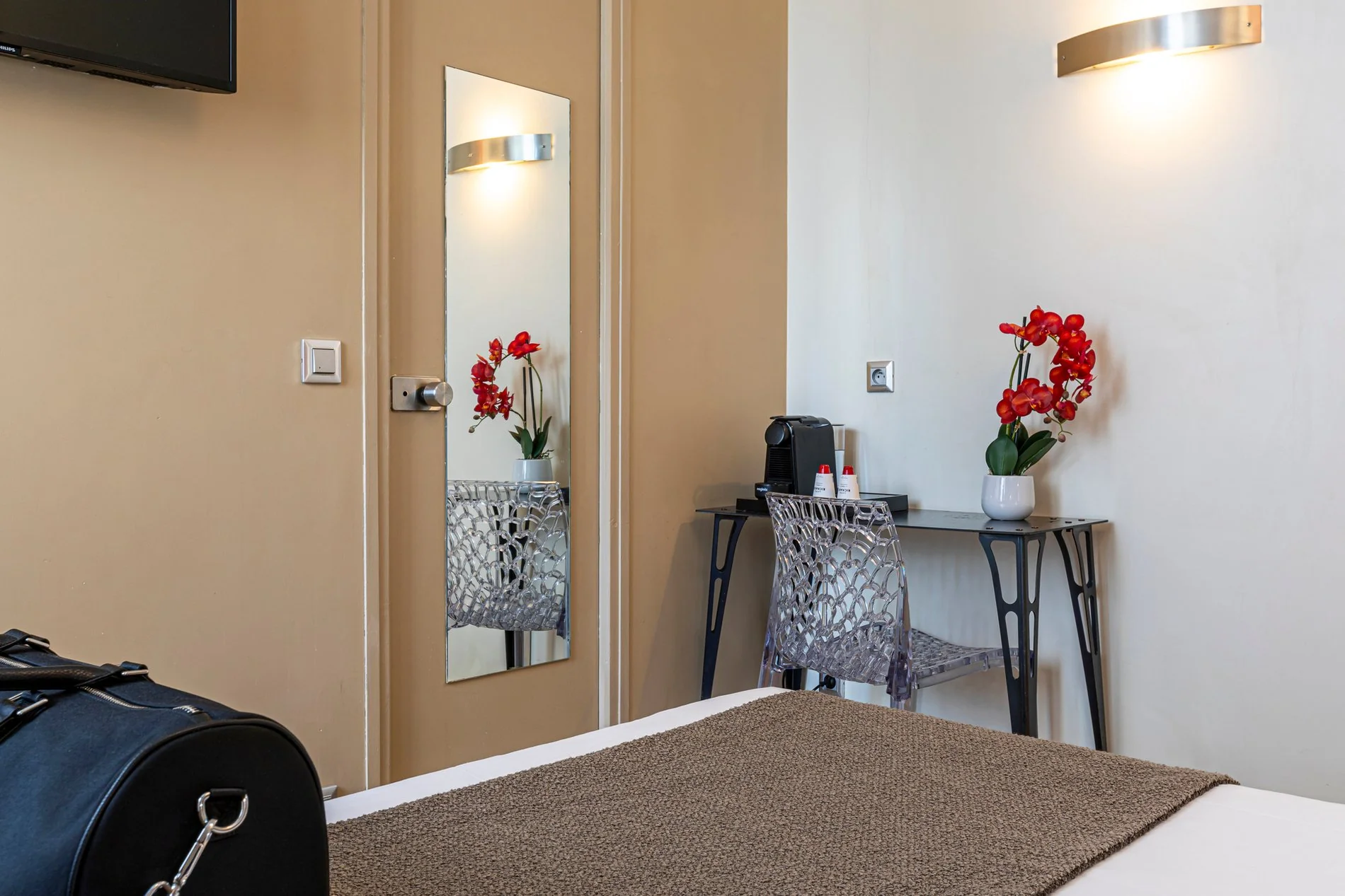 Équipements de la Chambre Double Supérieure de l'Hôtel Alpha Paris Eiffel avec machine Nespresso.