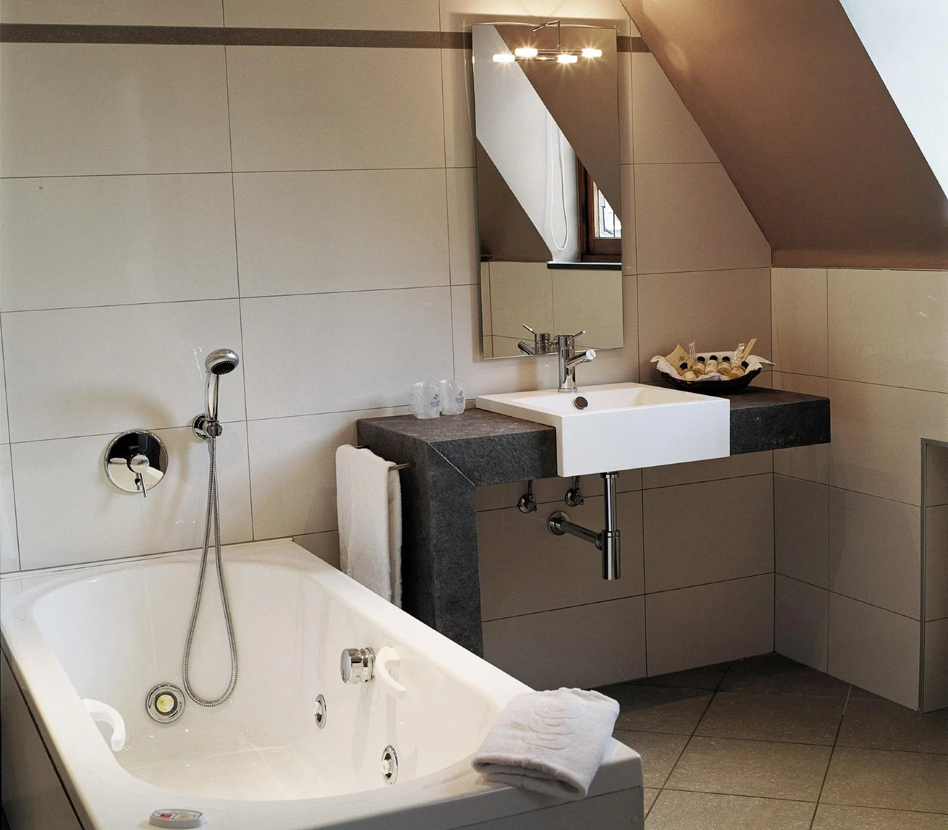Chambre Exceptional, chambre confort, hôtel historique, chambre avec salon, chambre avec bureau, chambre contemporaine