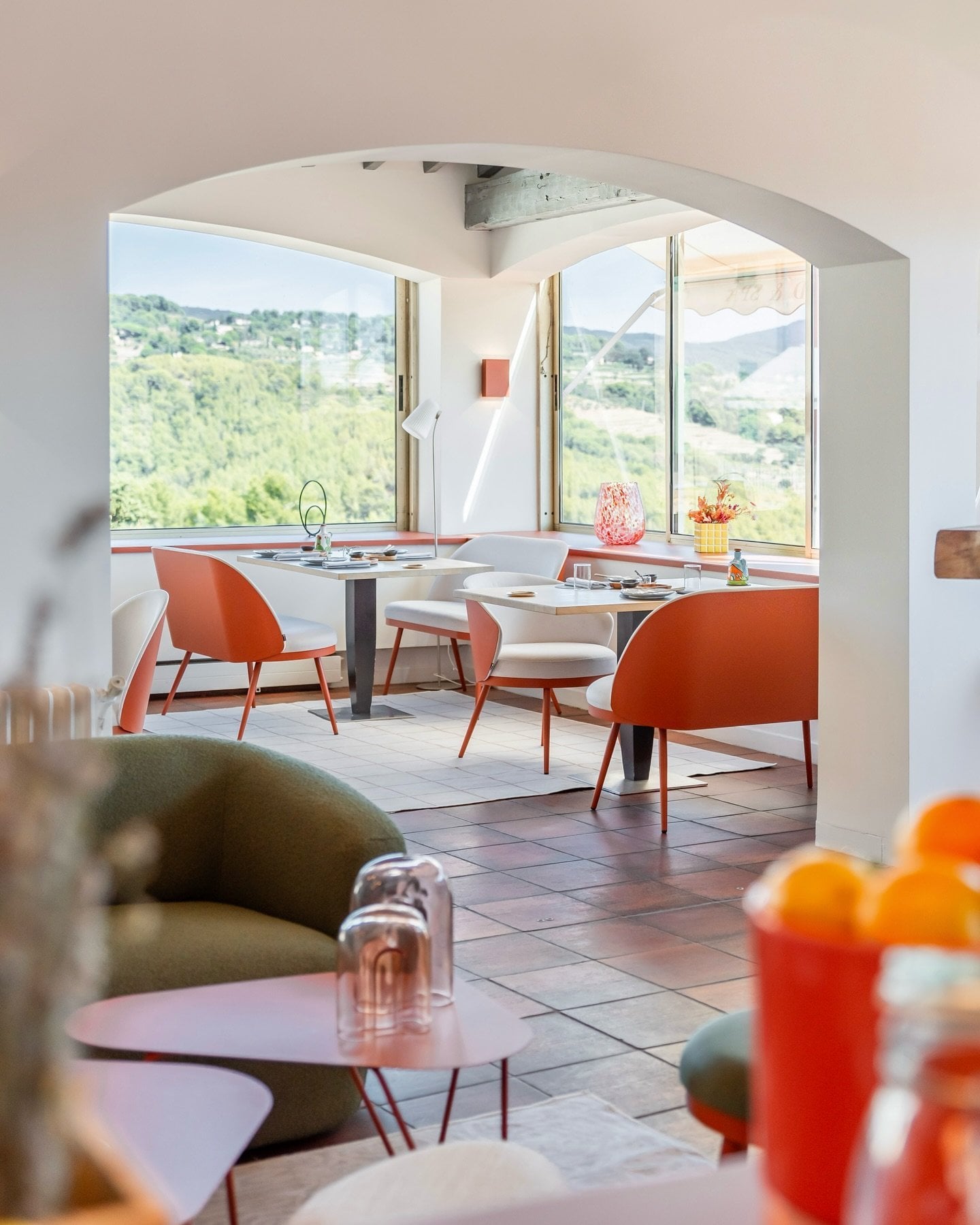 Espace salon et restaurant lumineux de la Maison Bérard à La Cadière-d’Azur