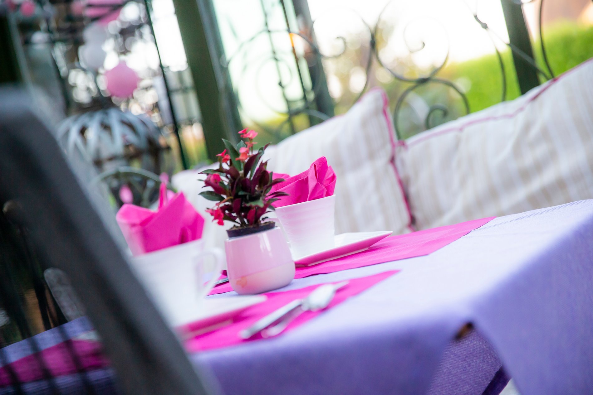 Table de petit-déjeuner de l'Hôtel La Ramade ensoleillée, symbolisant un début de journée lumineux et agréable.