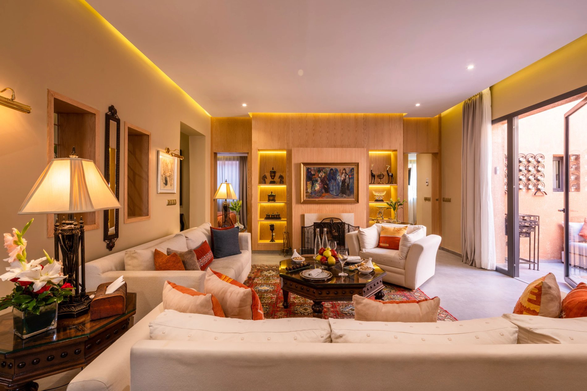 Salon raffiné avec décoration chaleureuse dans la Suite Grand Vizir au Berbère Palace à Ouarzazate