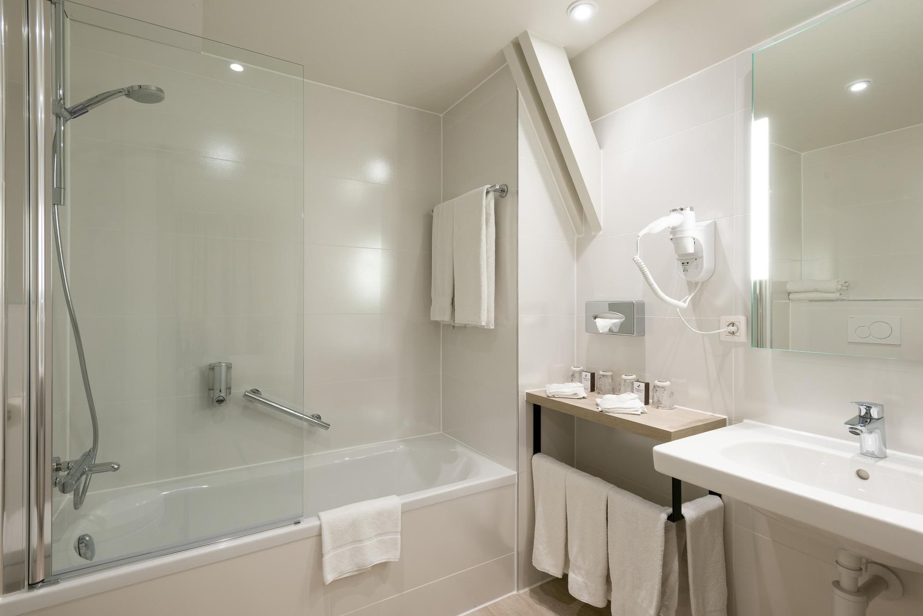 Geräumiges Badezimmer mit modernen Annehmlichkeiten im Martin's Brugge