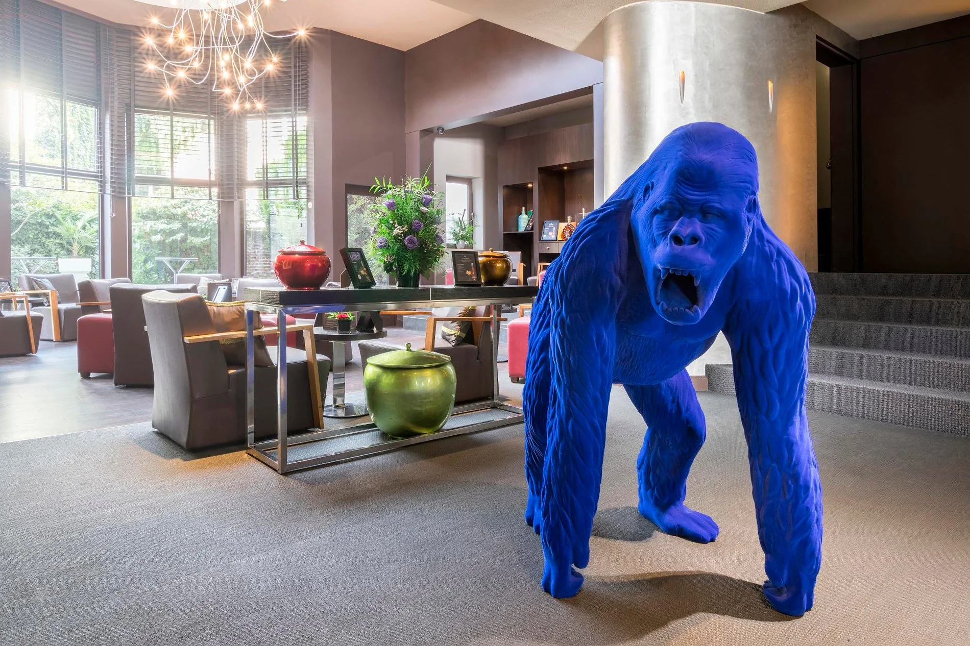 Hall d'entrée avec sculpture bleue au Martin's Brussels EU