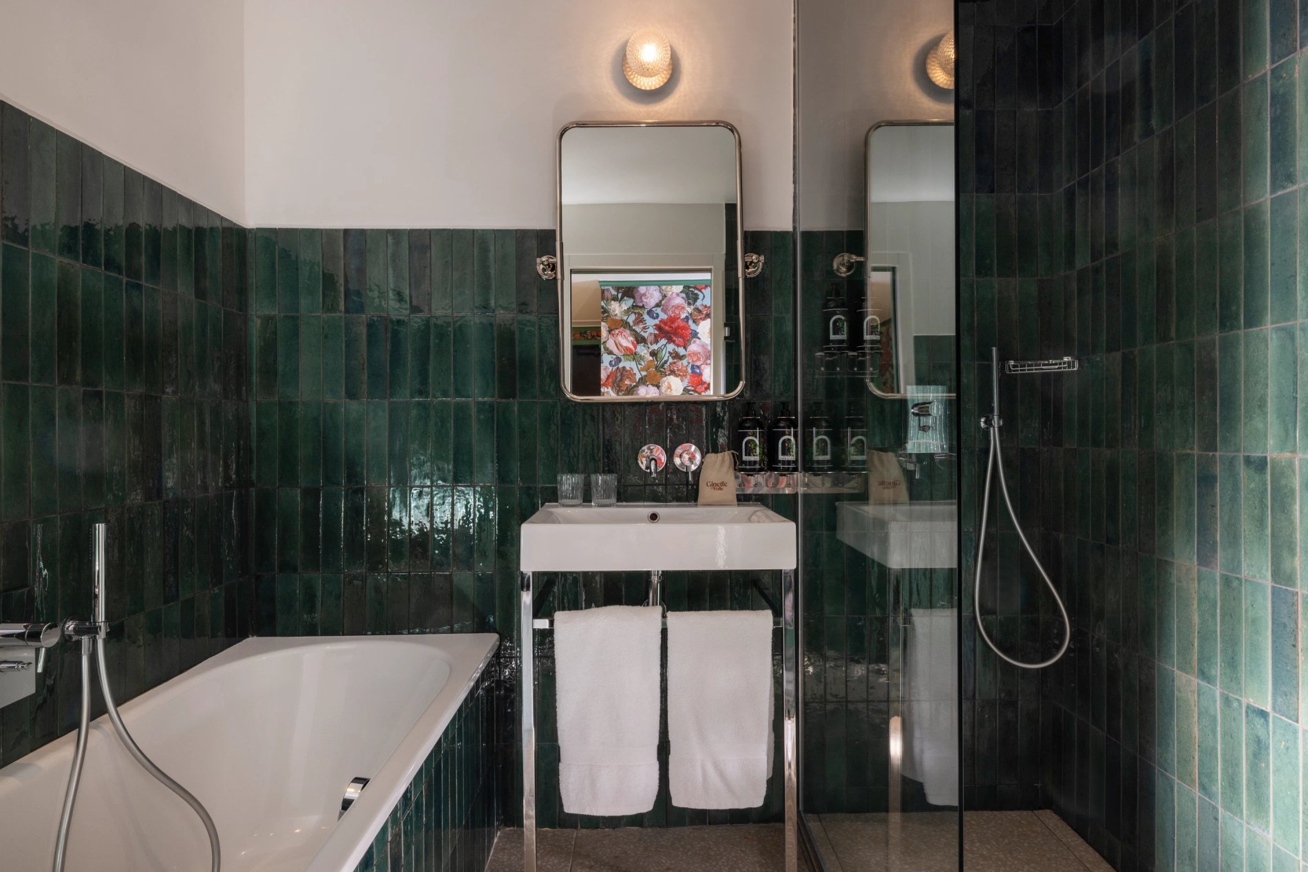 Hotel Ginette à la Folie Room Suite Terrace Bathroom Bathtub Shower