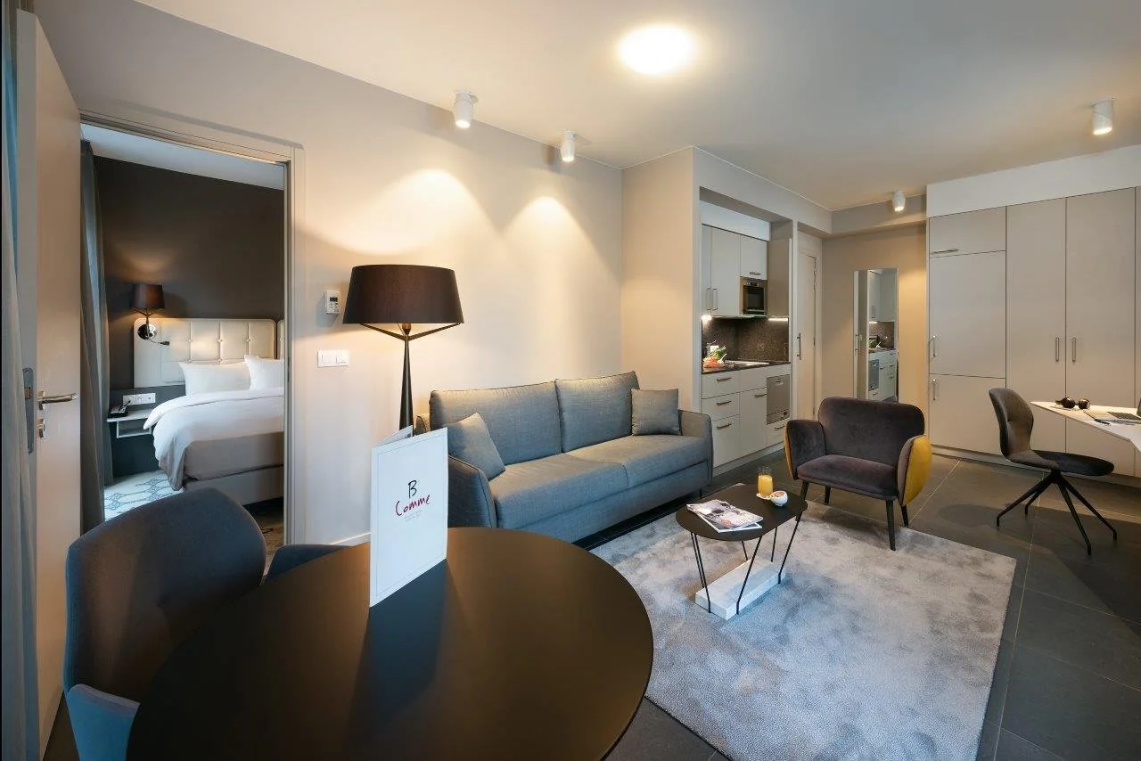 Salon avec coin repas élégant dans une chambre Martin's Hotels.