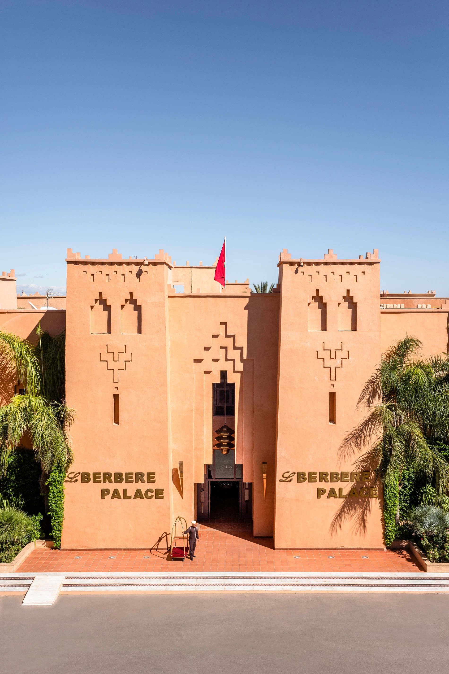 Tour du Berbère Palace à Ouarzazate, hôtel 5 étoiles sous un ciel bleu clair