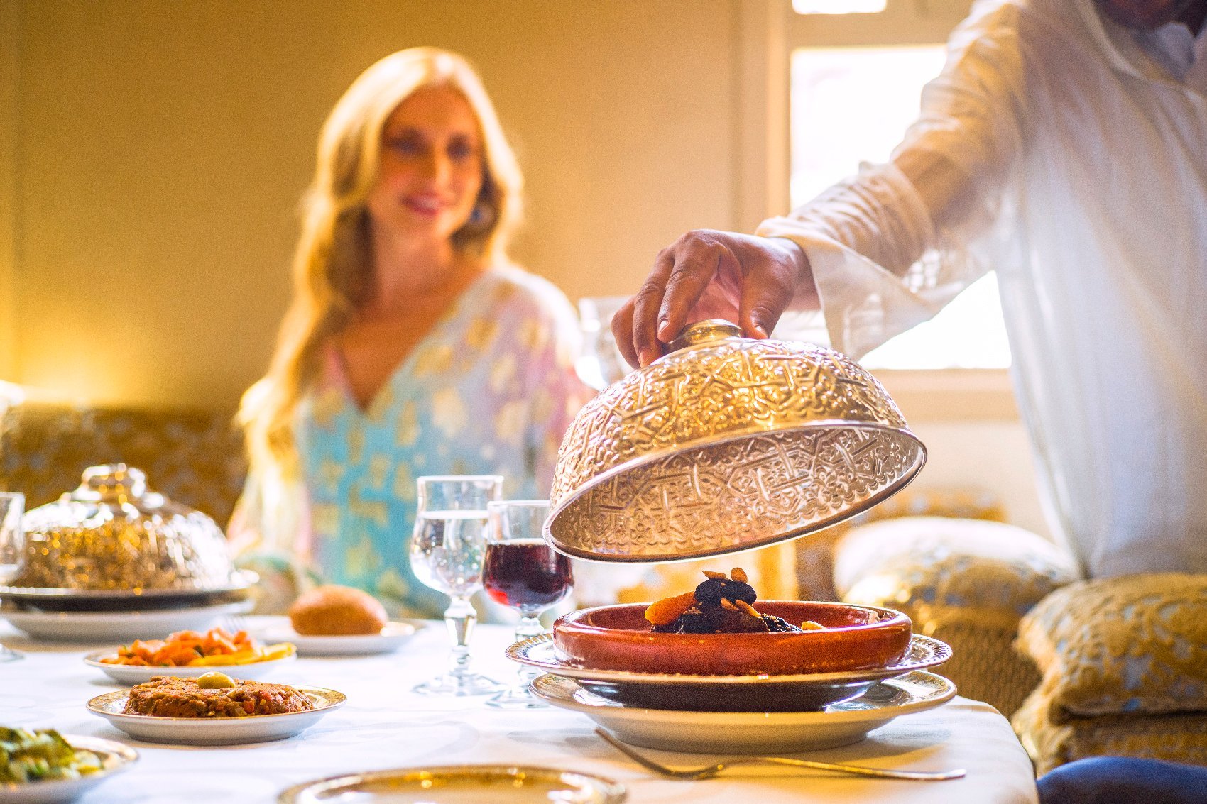 Service traditionnel marocain au restaurant La Maison Arabe du Berbère Palace
