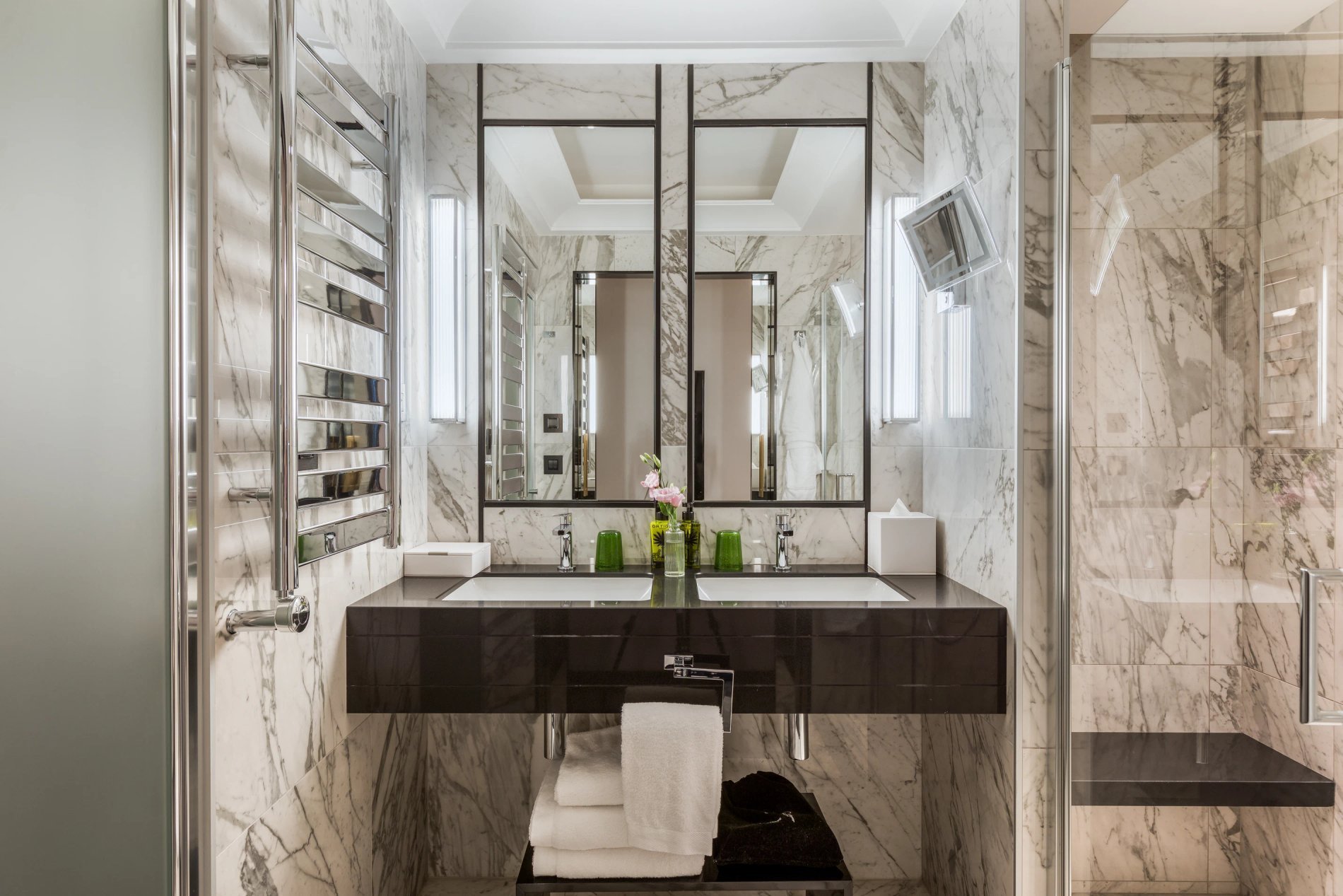 Maison Albar - Le Victoria | Bathroom in deluxe sea view room